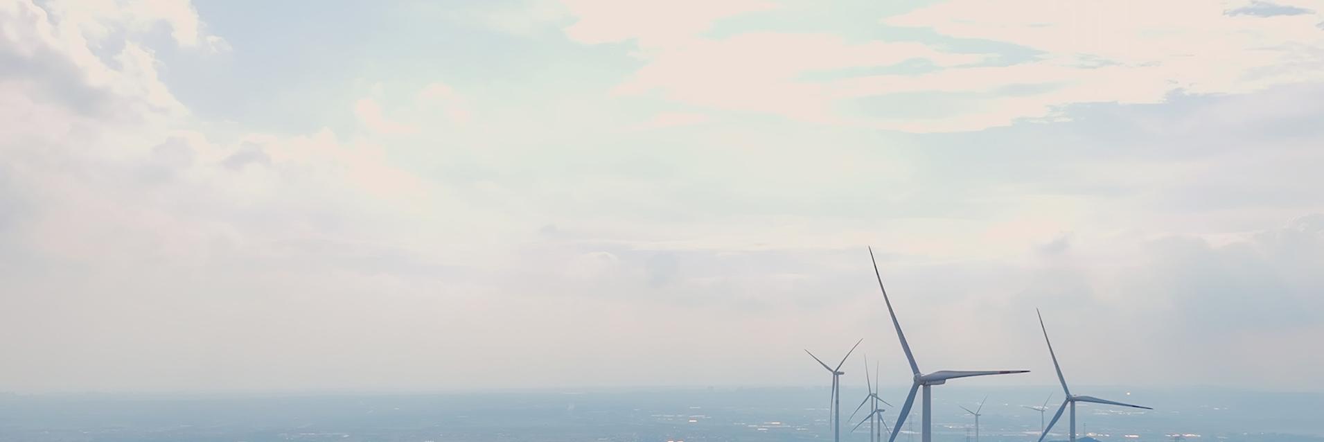 Landschaft mit Windrädern aus der Vogelperspektive