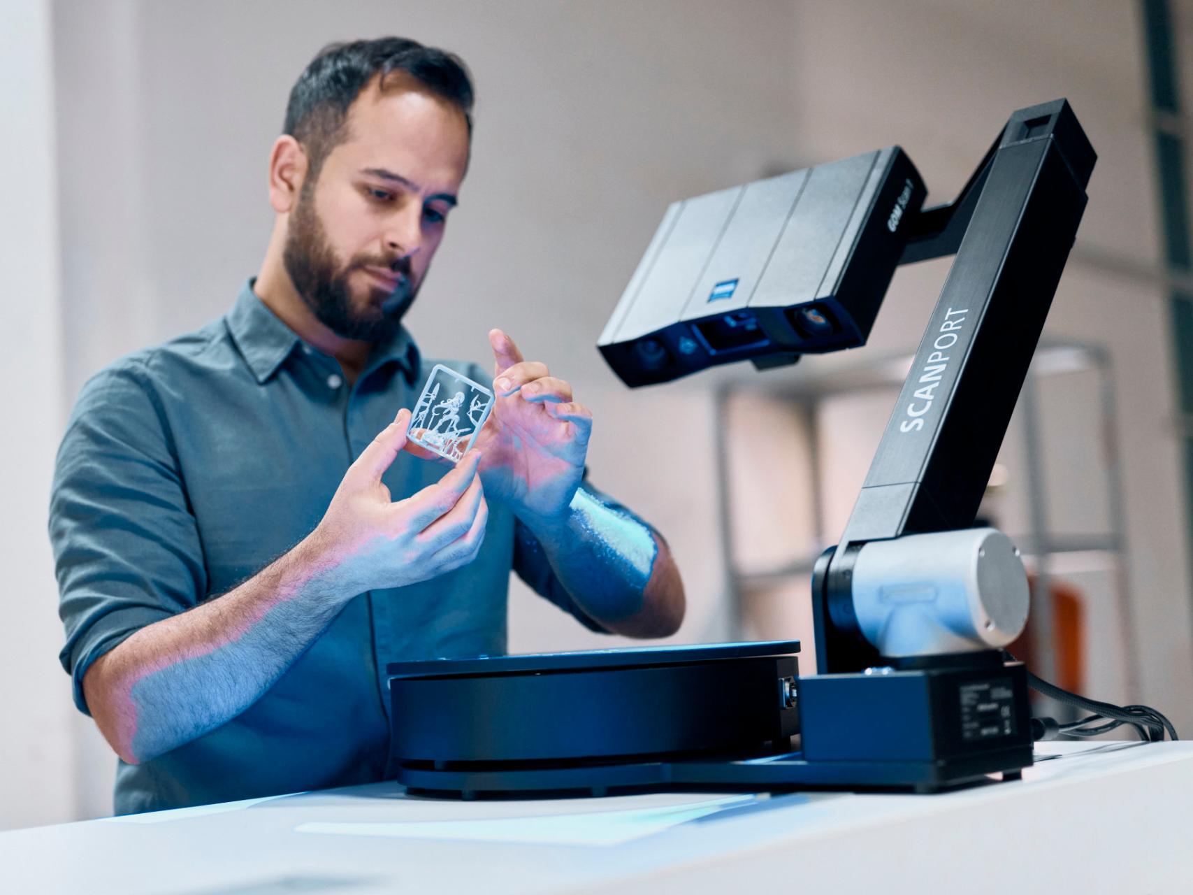 Mann, der das 3D-Scangerät ScanPost verwendet