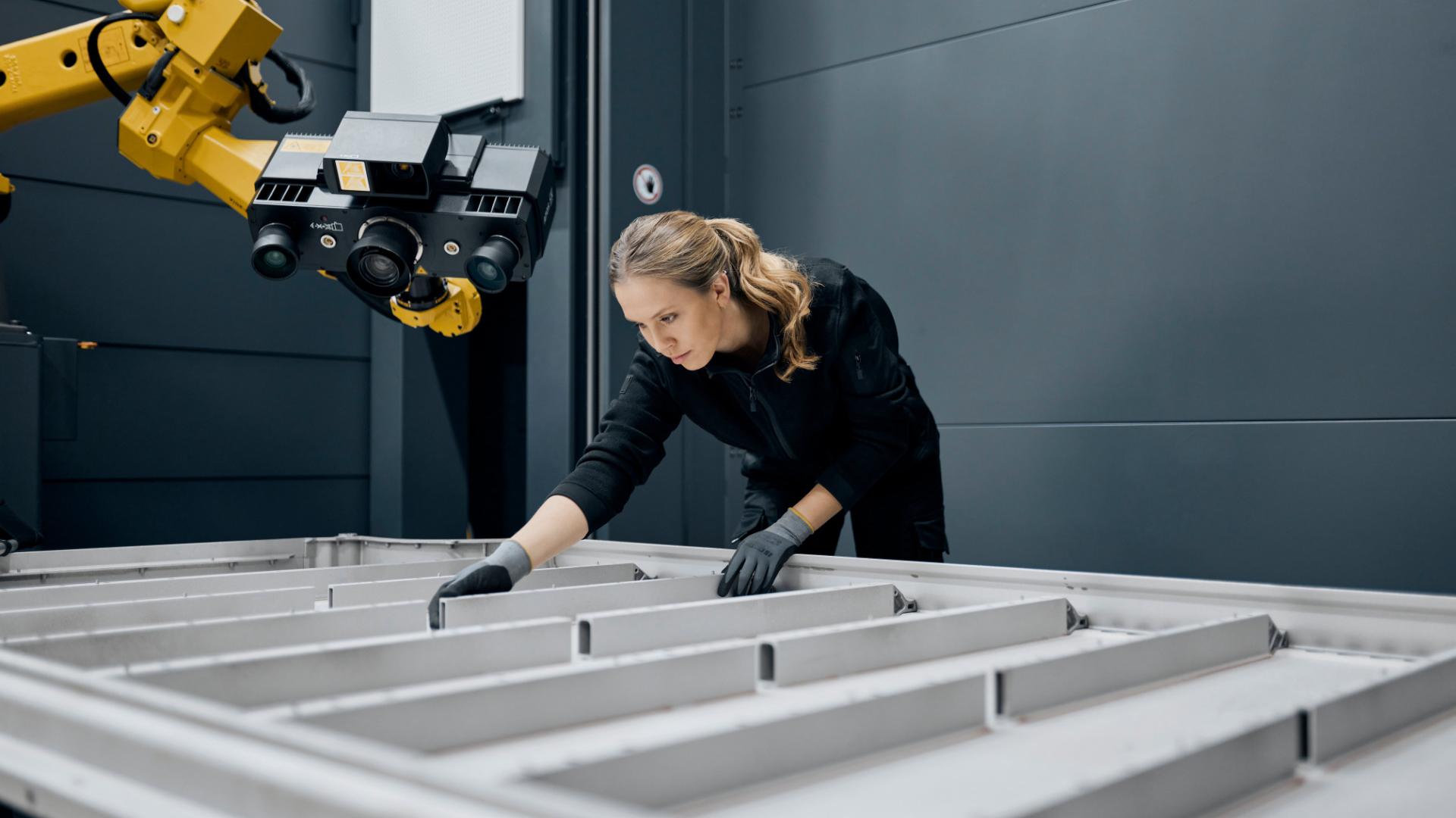 Eine Person führt die Inspektion der Batteriewanne durch