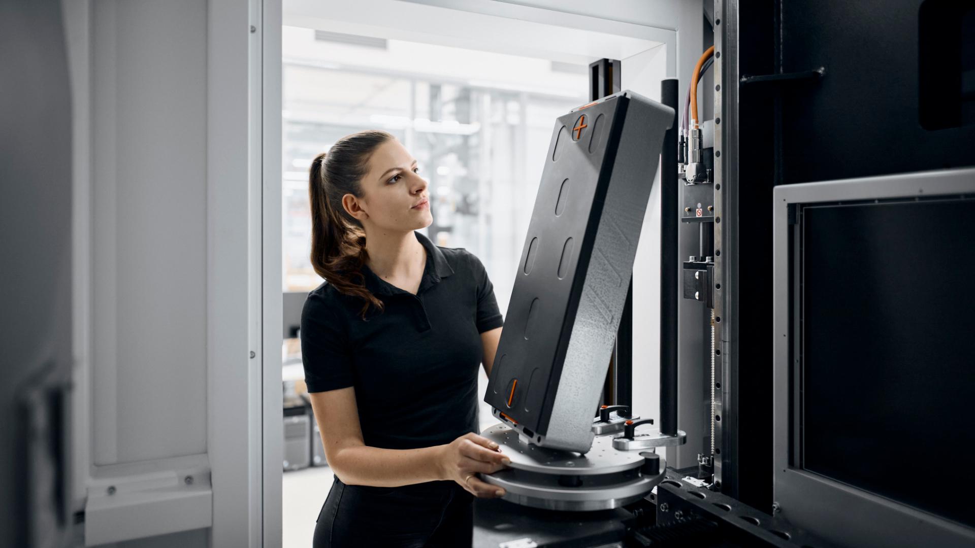 Eine Person prüft die Produktion und Montage der Batteriezellen