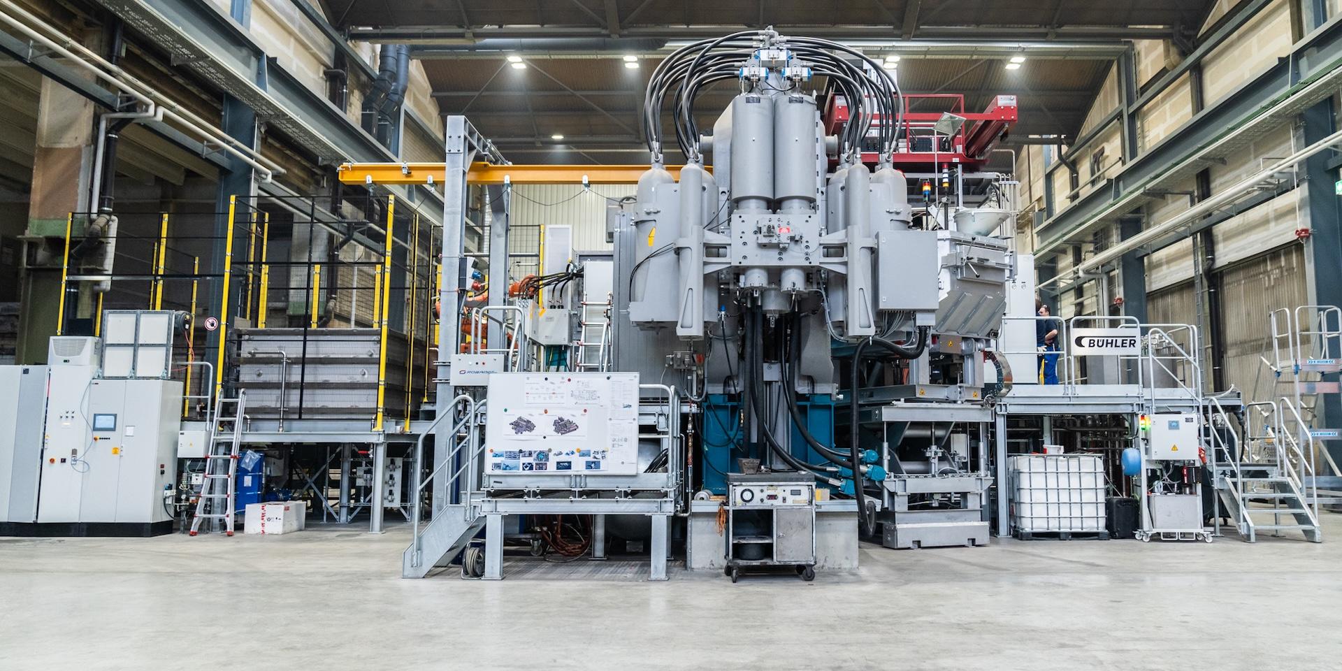 Industrielle Maschinen in einer geräumigen Fabrikanlage.