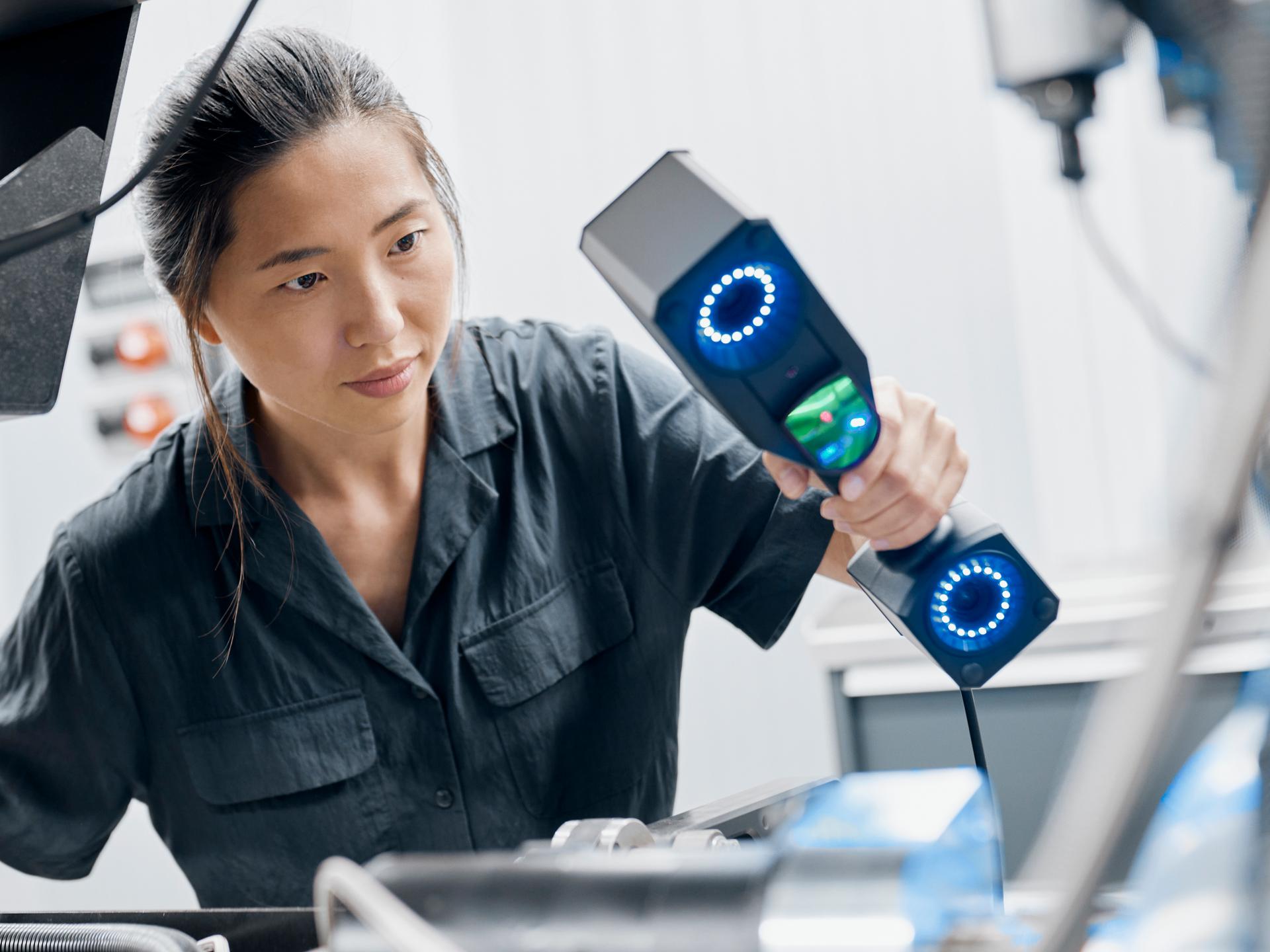 Techniker mit Handscanner