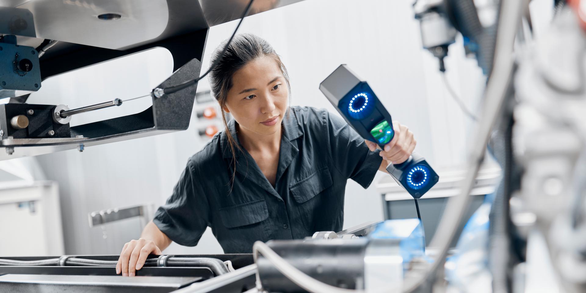 Techniker, der einen Handscanner verwendet