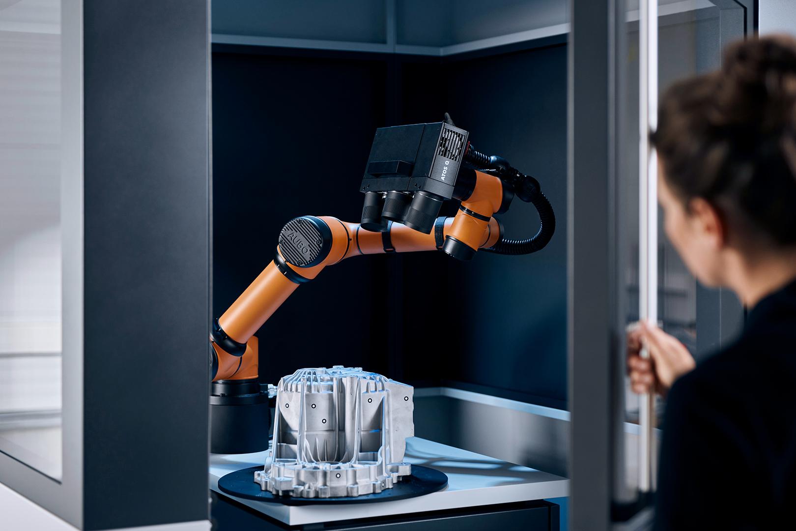 Eine Messtechnikerin misst ein Bauteil mit dem ZEISS ScanCobot.
