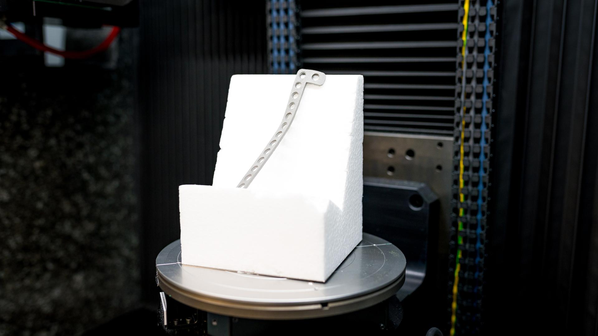 Knochenplatten und -schrauben sind Metallimplantate, die im Traumatologischen und Extremitäten Bereich eingesetzt werden.