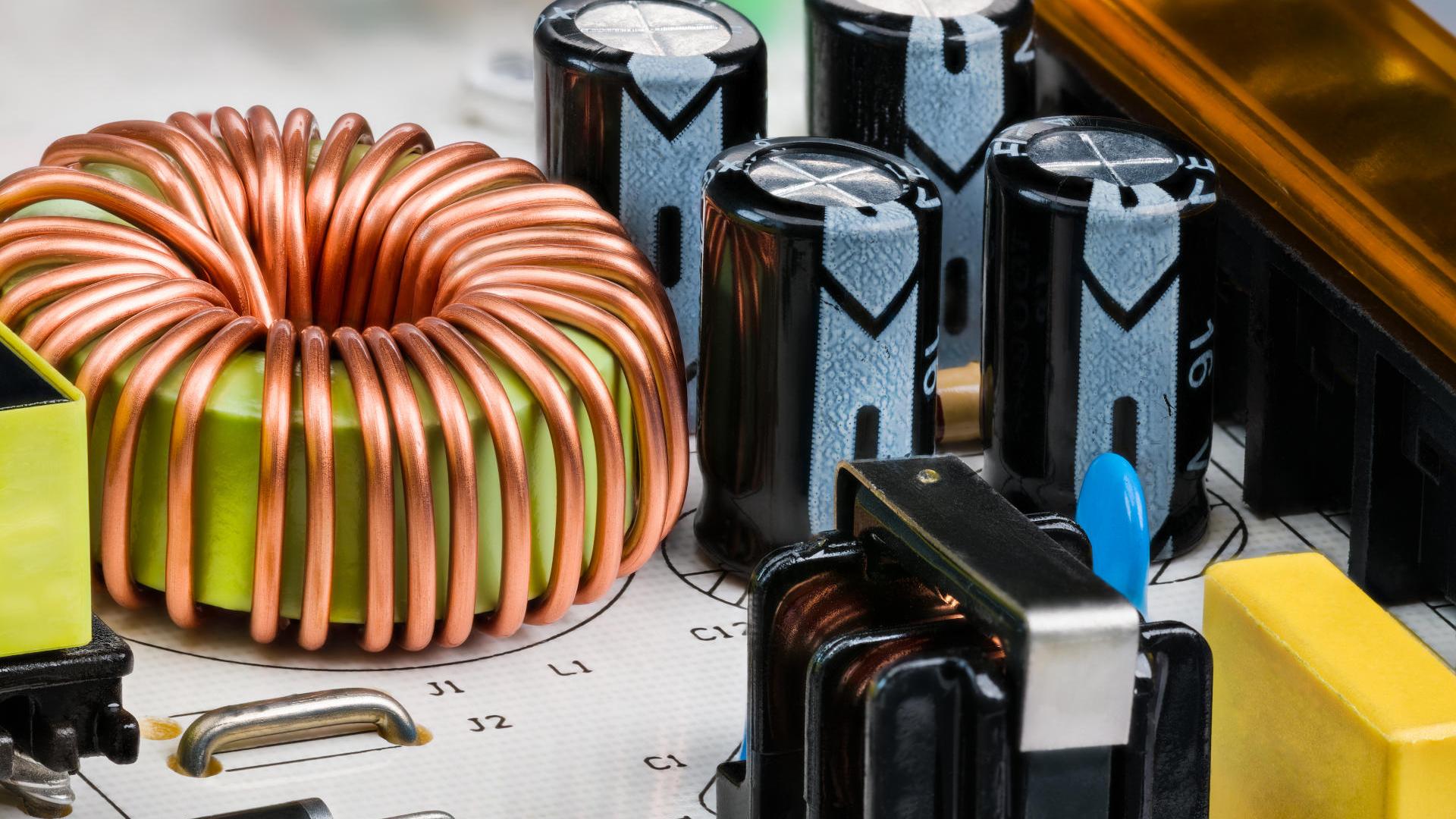 Elektronische Komponenten und Stecker