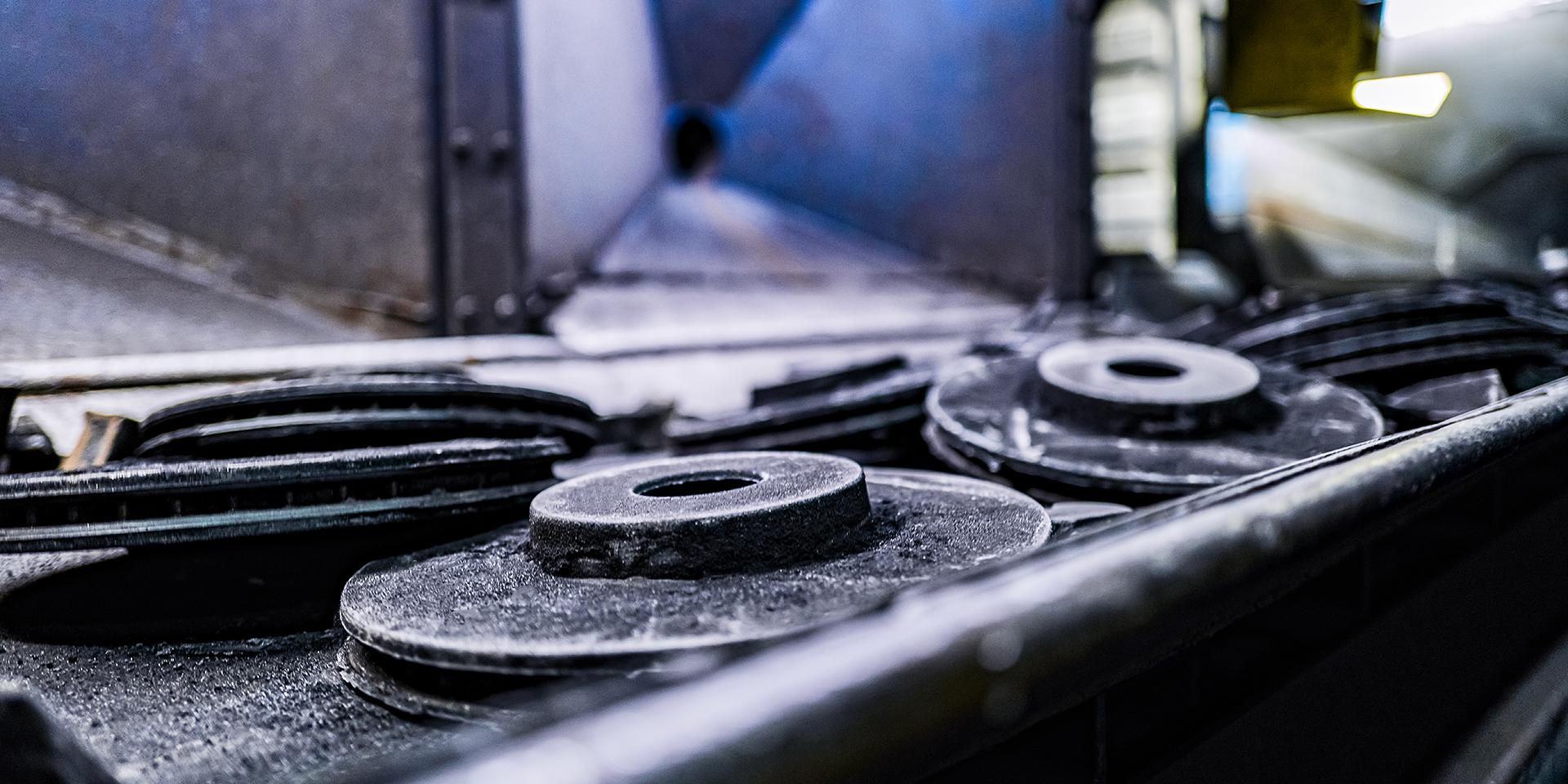 Die Bremsscheiben werden über ein Rollband zur produktionsintegrierten ScanBox Serie 4 transportiert. 