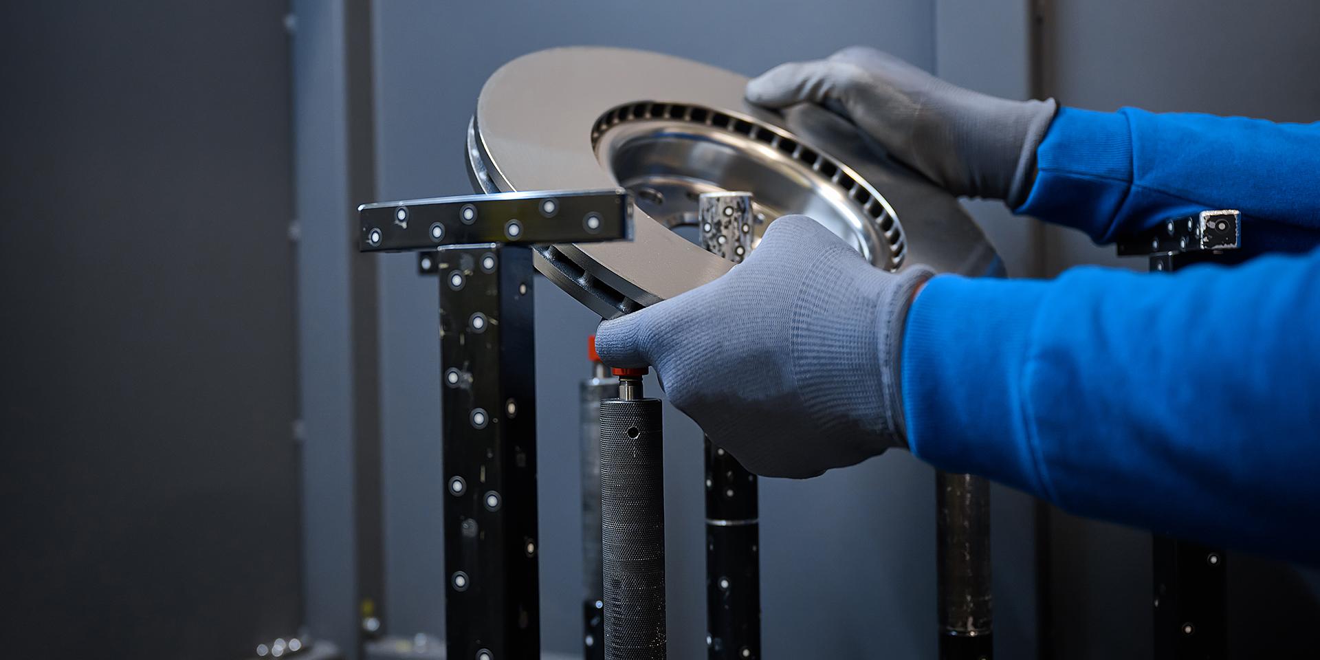 Die Messtechniker von Breyden inspizieren täglich bis zu 190 Bremsscheiben – Abweichungen werden in Echtzeit an die Produktion übergeben. 