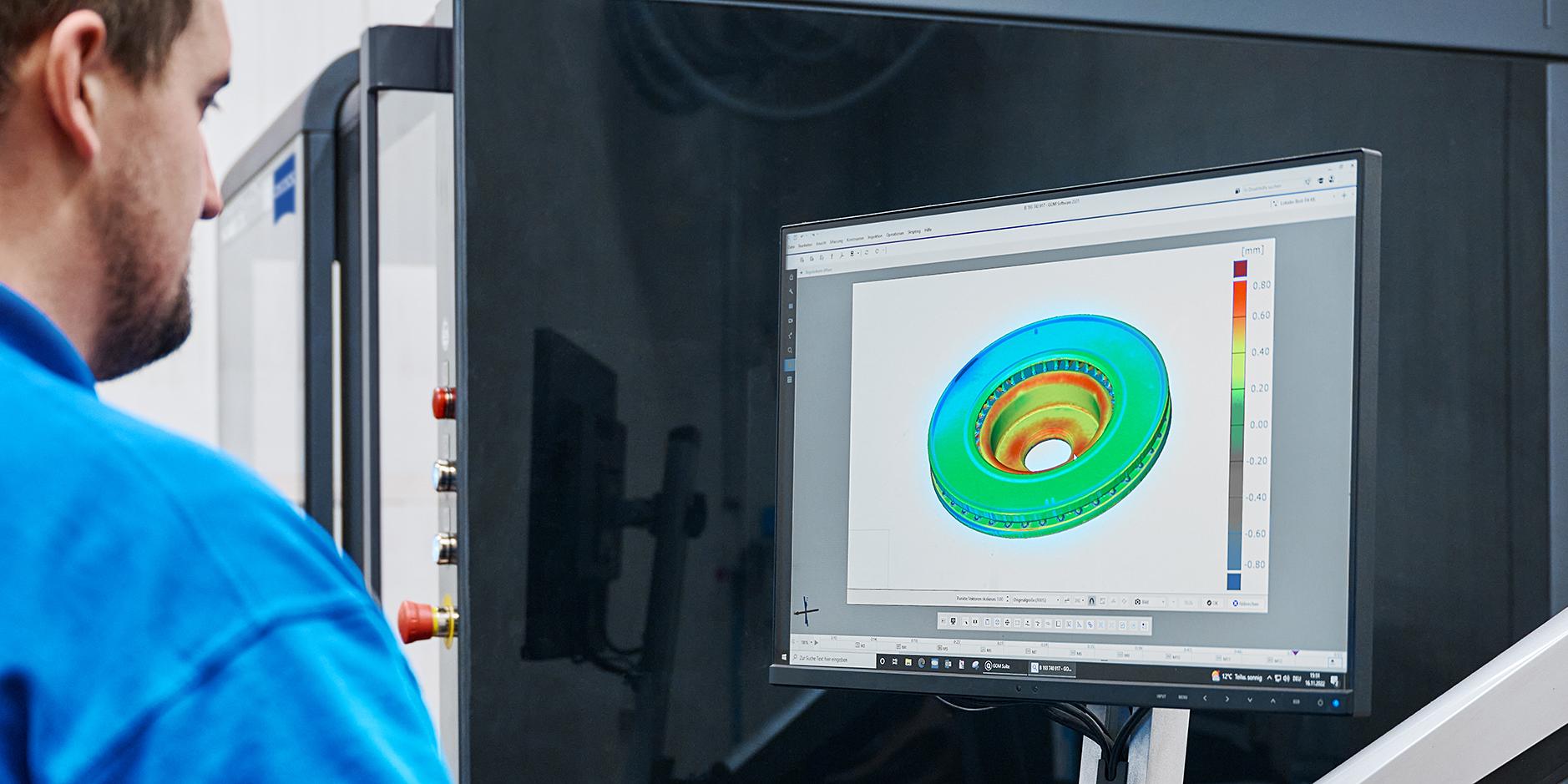 Marcel Nickel, Experte für optische Messtechnik bei Breyden, analysiert in der Software ZEISS INSPECT Form- und Lagetoleranzen der zuvor digitalisierten Bremsscheibe. 