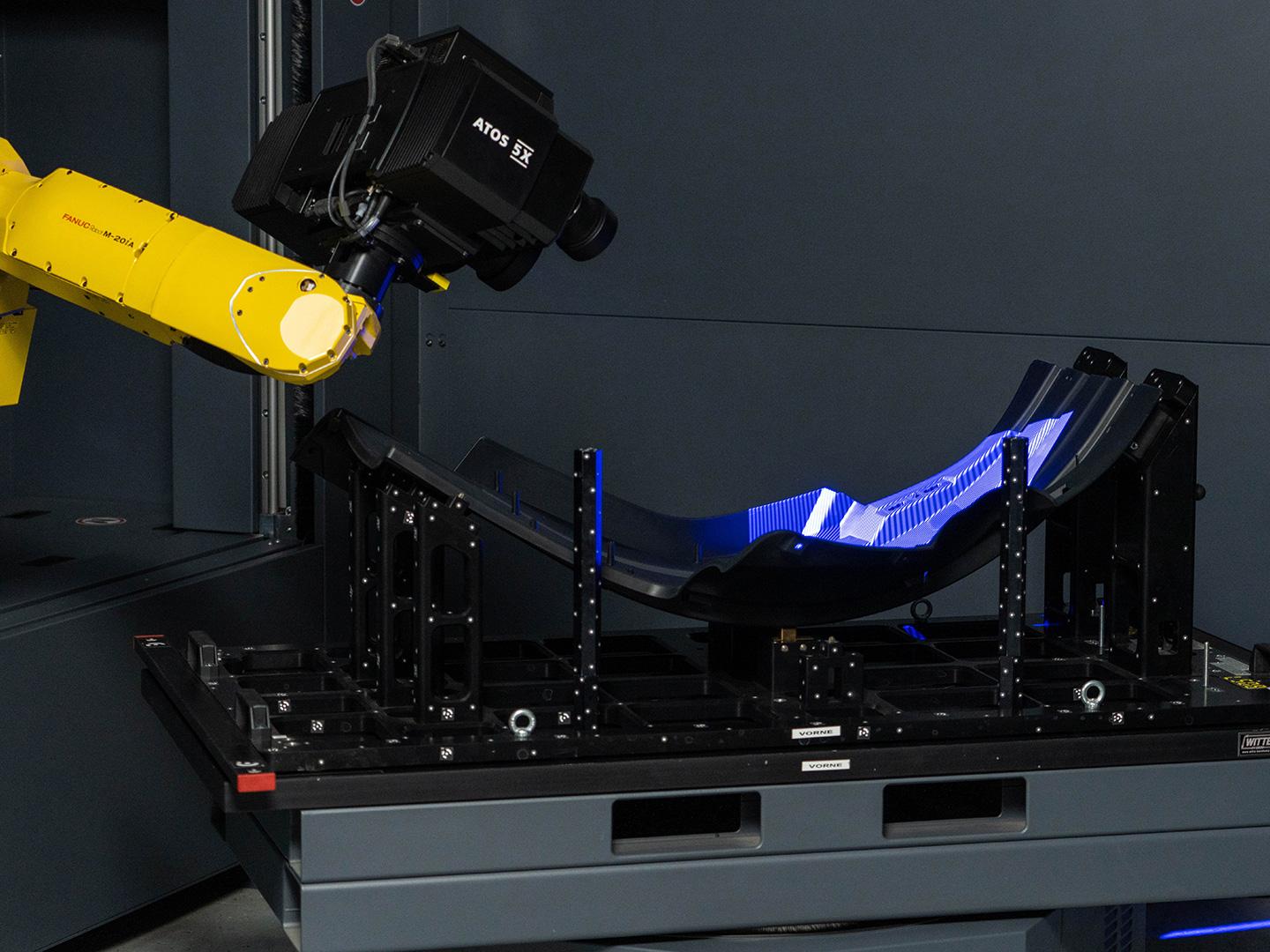 Große und dunkle Bauteile wie Mudguards werden in der ScanBox mit einem ATOS 5X Sensor digitalisiert.