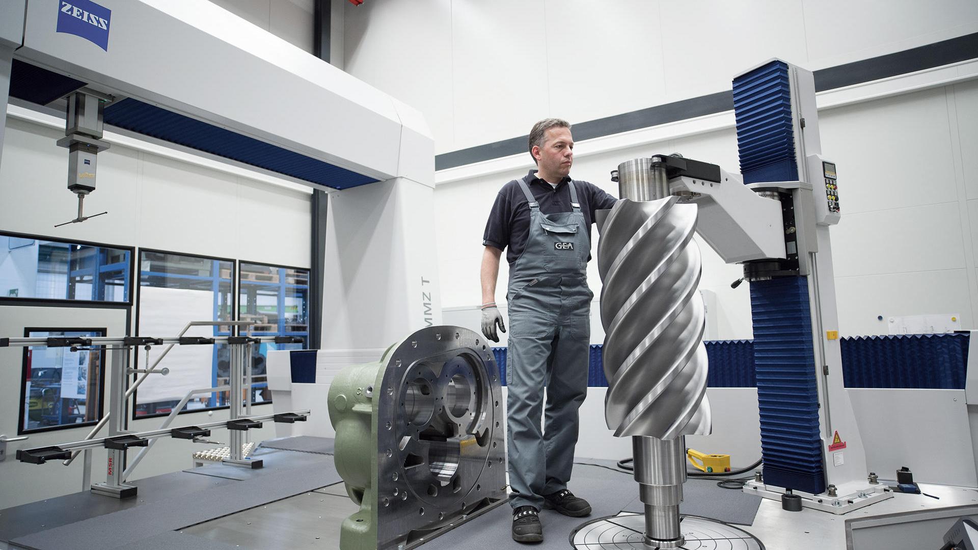 Der Messtechniker prüft auf der ZEISS MMZ die Position des Rotors. Der für die GEA Refrigeration Germany von ZEISS entwickelte Gegenhalter hält den Rotor sicher auf dem Drehtisch