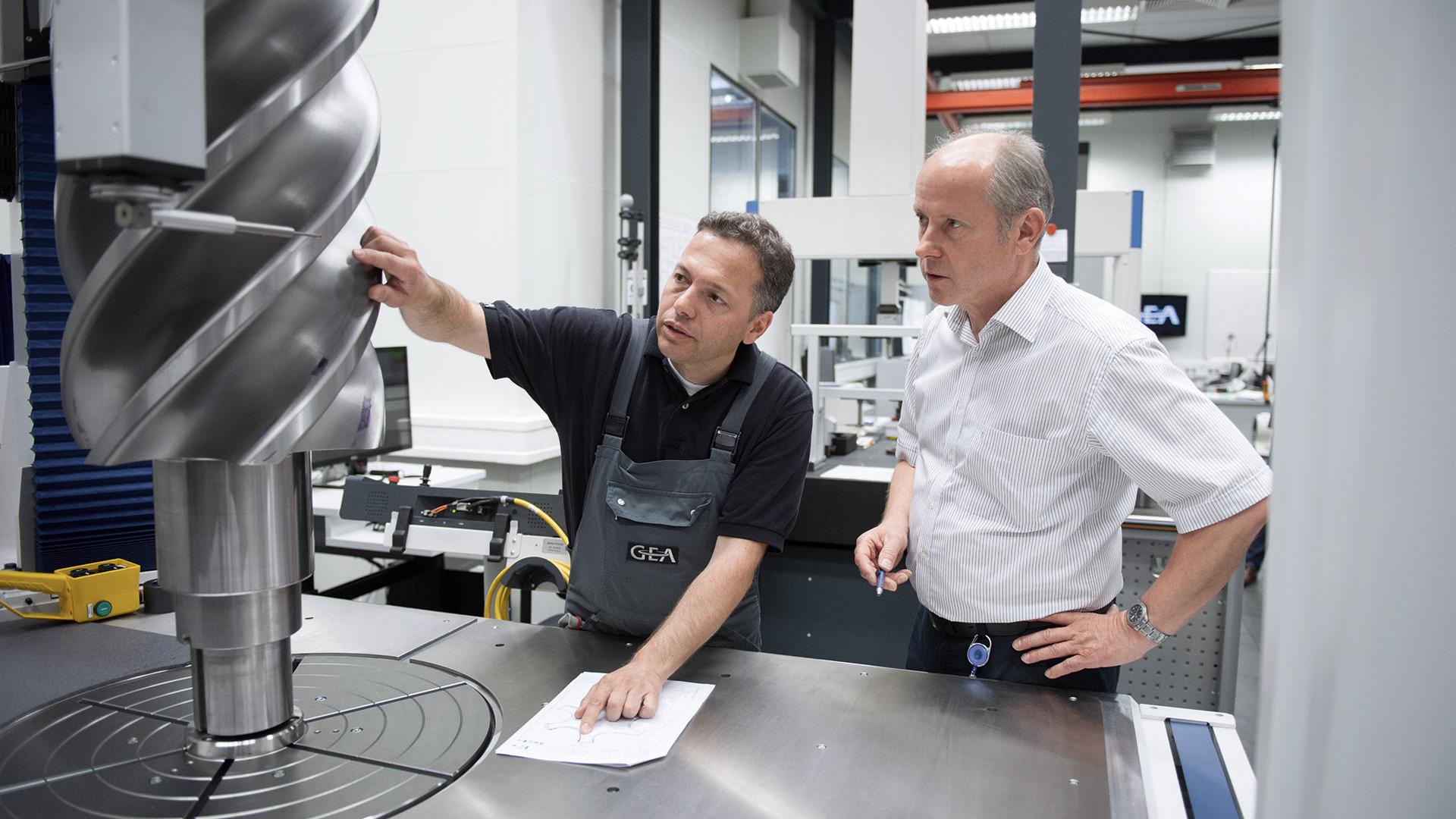 Carsten Göbel und Harald Wilke besprechen am ZEISS Gerät MMZ die Messung des Rotors.