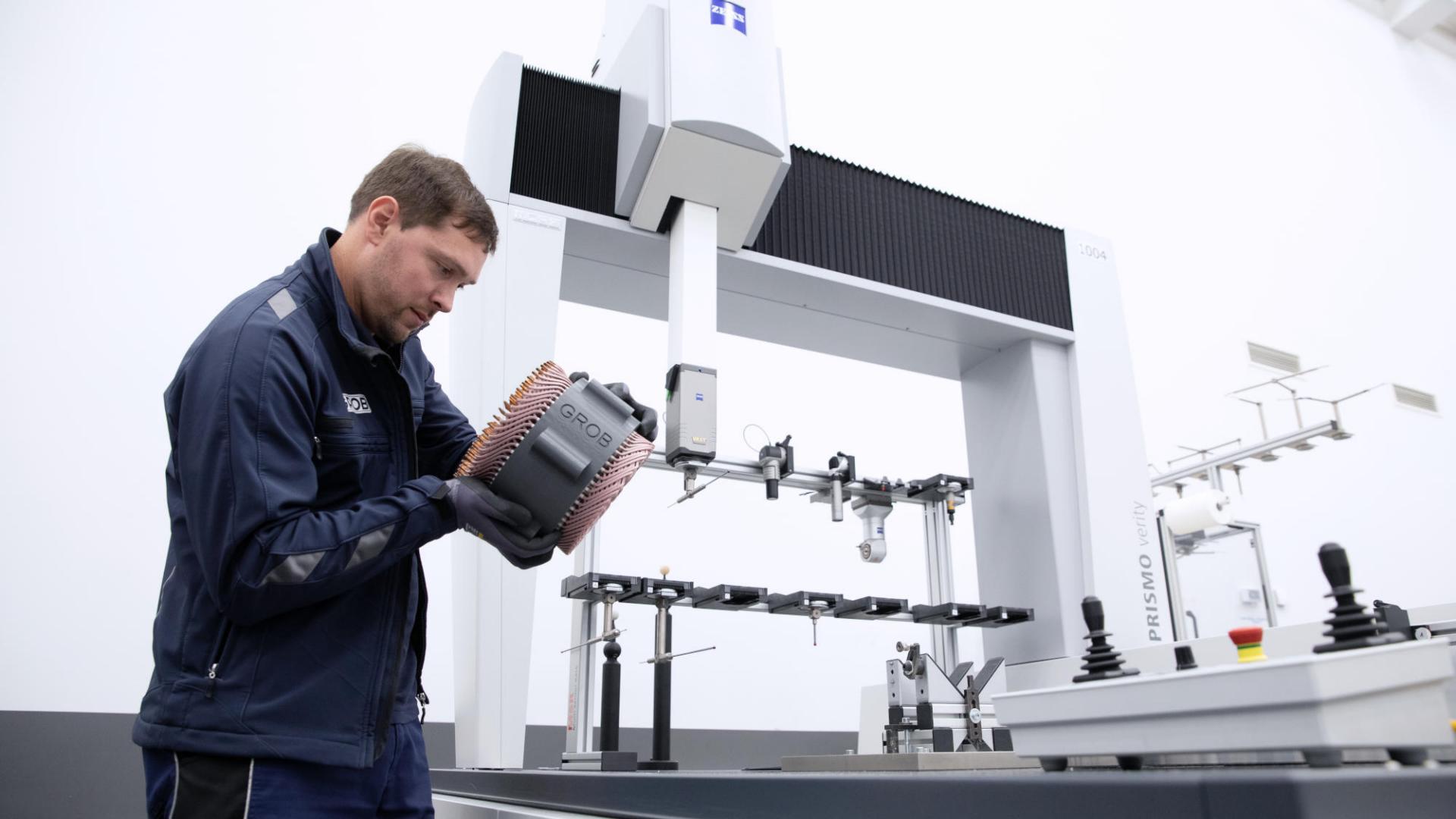 Taktile Qualitätskontrolle an der ZEISS PRISMO verity.