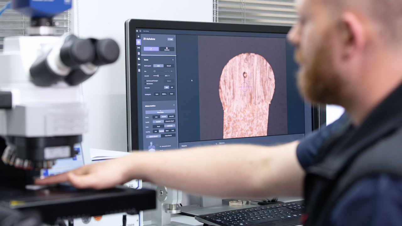 Mikroskopische Vermessung der Schweißnaht mit ZEISS Axio Imager.
