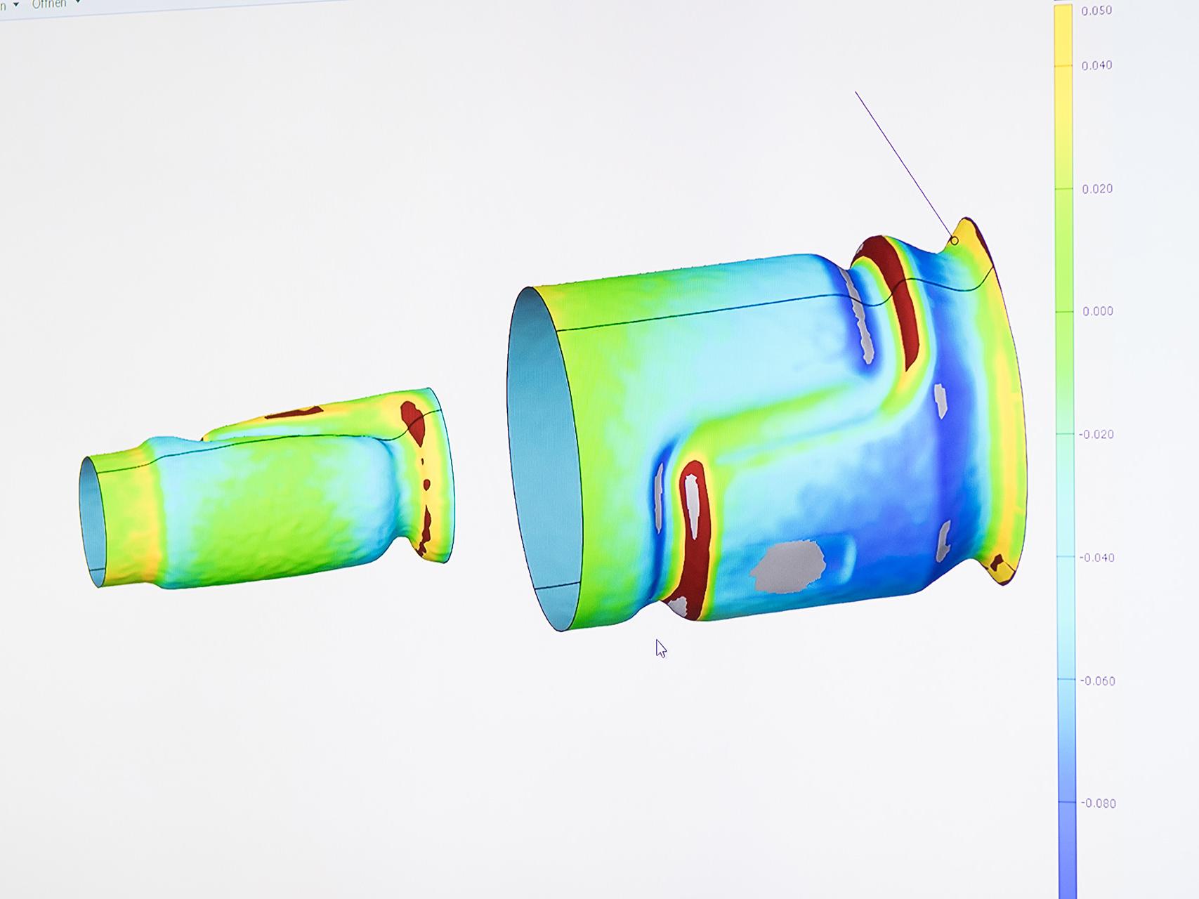 Die Scan-Daten der ersten gefertigten Testteile werden mit den CAD-Daten abgeglichen. Abweichungen lassen sich durch eine Falsch-Farben-Darstellung schnell identifizieren.