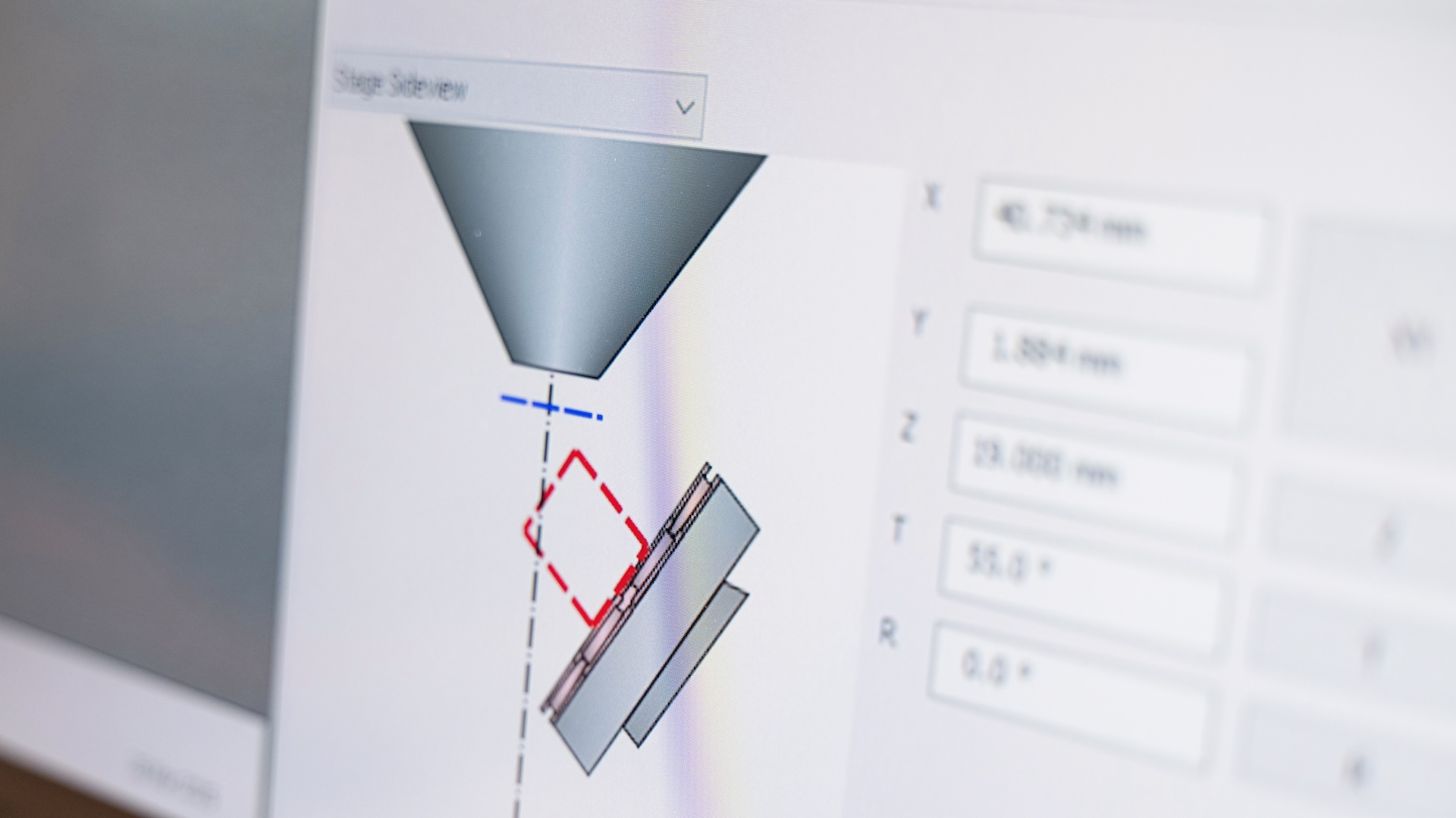 Computerbildschirm, auf dem ein 3D-Modell und eine Messschnittstelle aus einer ZEISS Software für präzise optische oder messtechnische Analysen angezeigt werden.