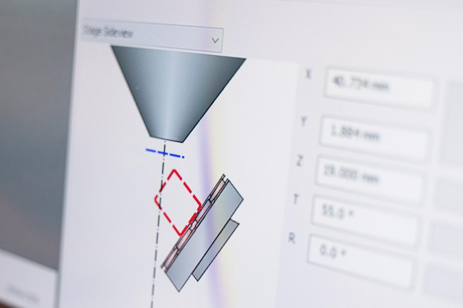 Computerbildschirm, auf dem ein 3D-Modell und eine Messschnittstelle aus einer ZEISS Software für präzise optische oder messtechnische Analysen angezeigt werden.