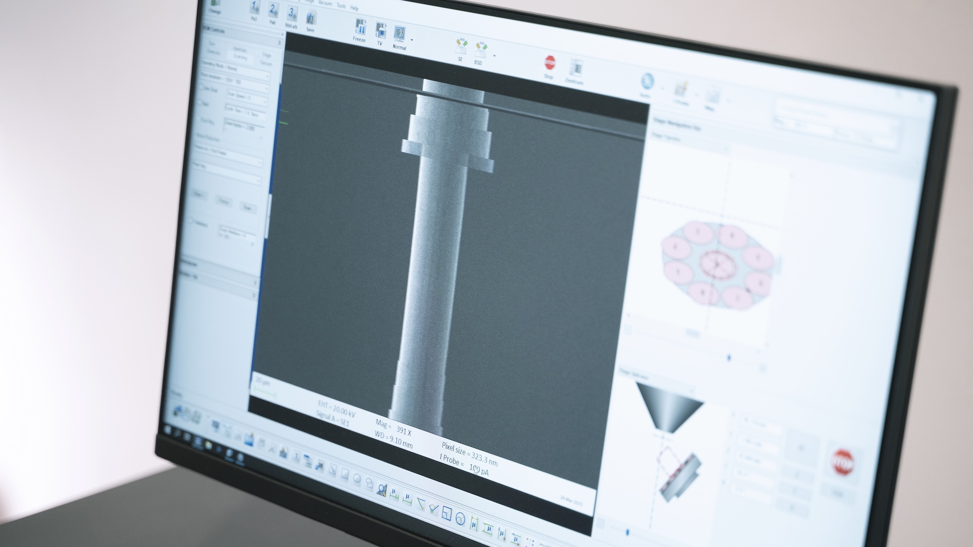 Computermonitor mit der Oberfläche einer ZEISS Imaging-Software und einer detaillierten Nahaufnahme eines zylindrischen Objekts, das analysiert wird.