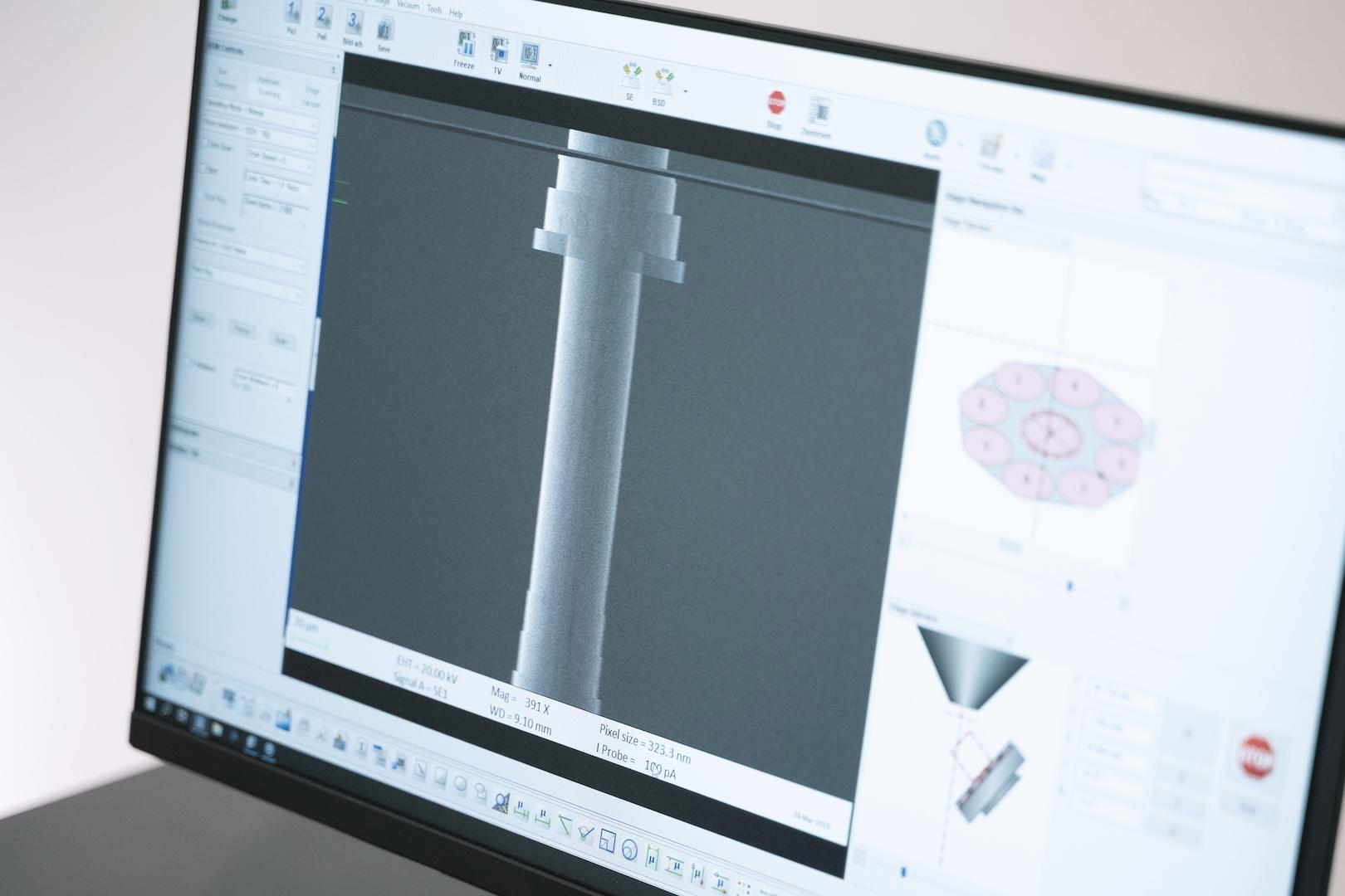 Computermonitor mit der Oberfläche einer ZEISS Imaging-Software und einer detaillierten Nahaufnahme eines zylindrischen Objekts, das analysiert wird.