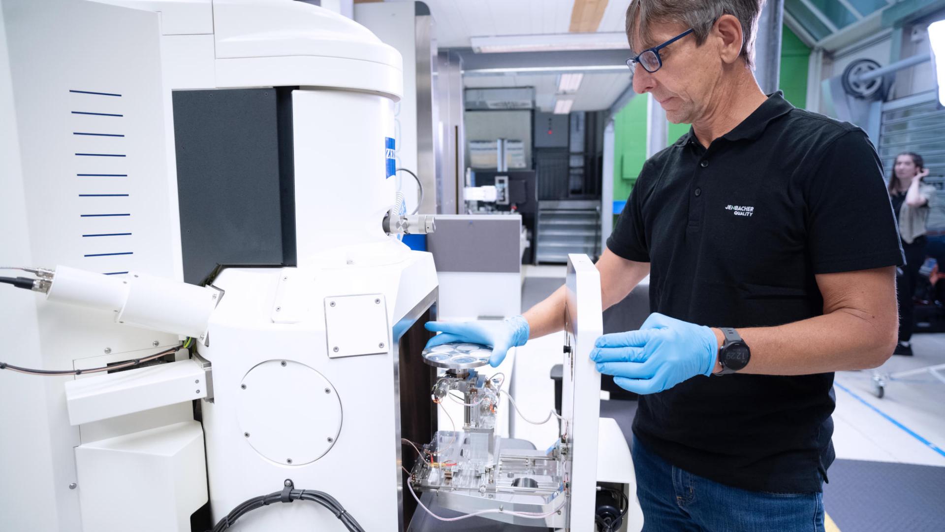 Eine Schlüsselrolle für die Entdeckung und Beseitigung möglicher Kontaminierungsquellen spielt dabei das Raster-Elektronen-Mikroskop ZEISS EVO.