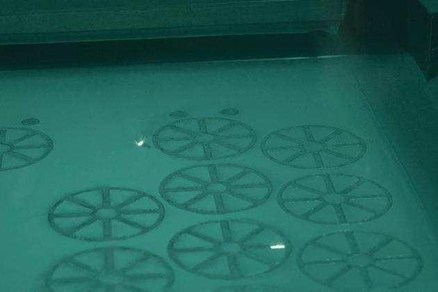 Die Fuel Swirler werden auf einer EOS M 400-4 gedruckt, die 24/7 in Betrieb ist. Nach drei Tagen sind 20 dieser Bauteile gefertigt.