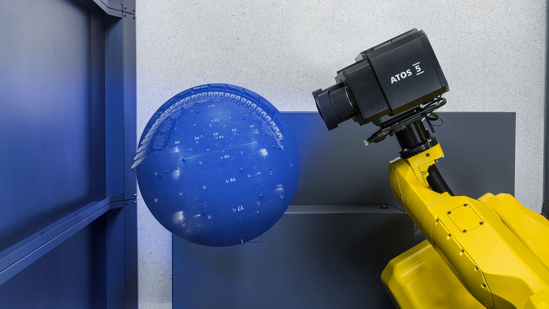 Automatisiertes ATOS 5 3D-Scannen von Knieimplantat-Komponenten auf einer Haltevorrichtung in der ScanBox