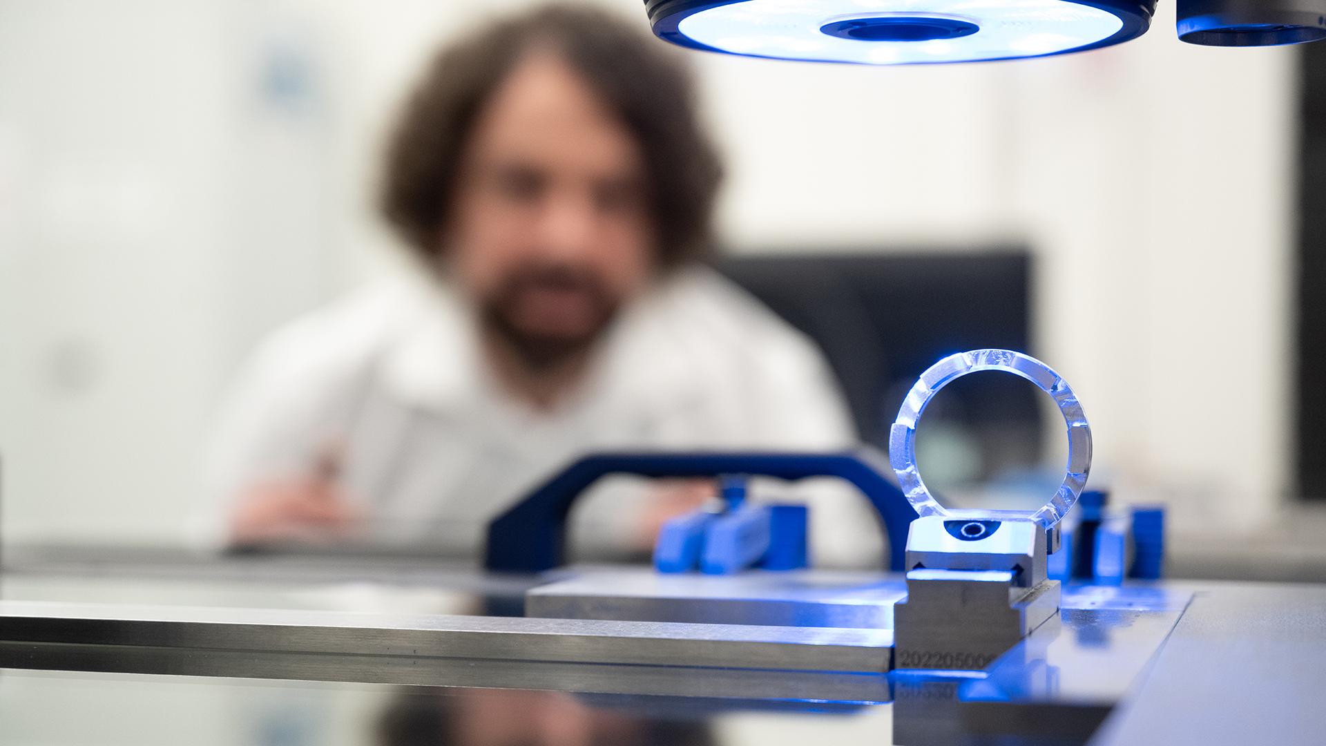 ZEISS O-INSPECT | Selbstsichernde Sicherungsmutter für ein Hubschraubergetriebe