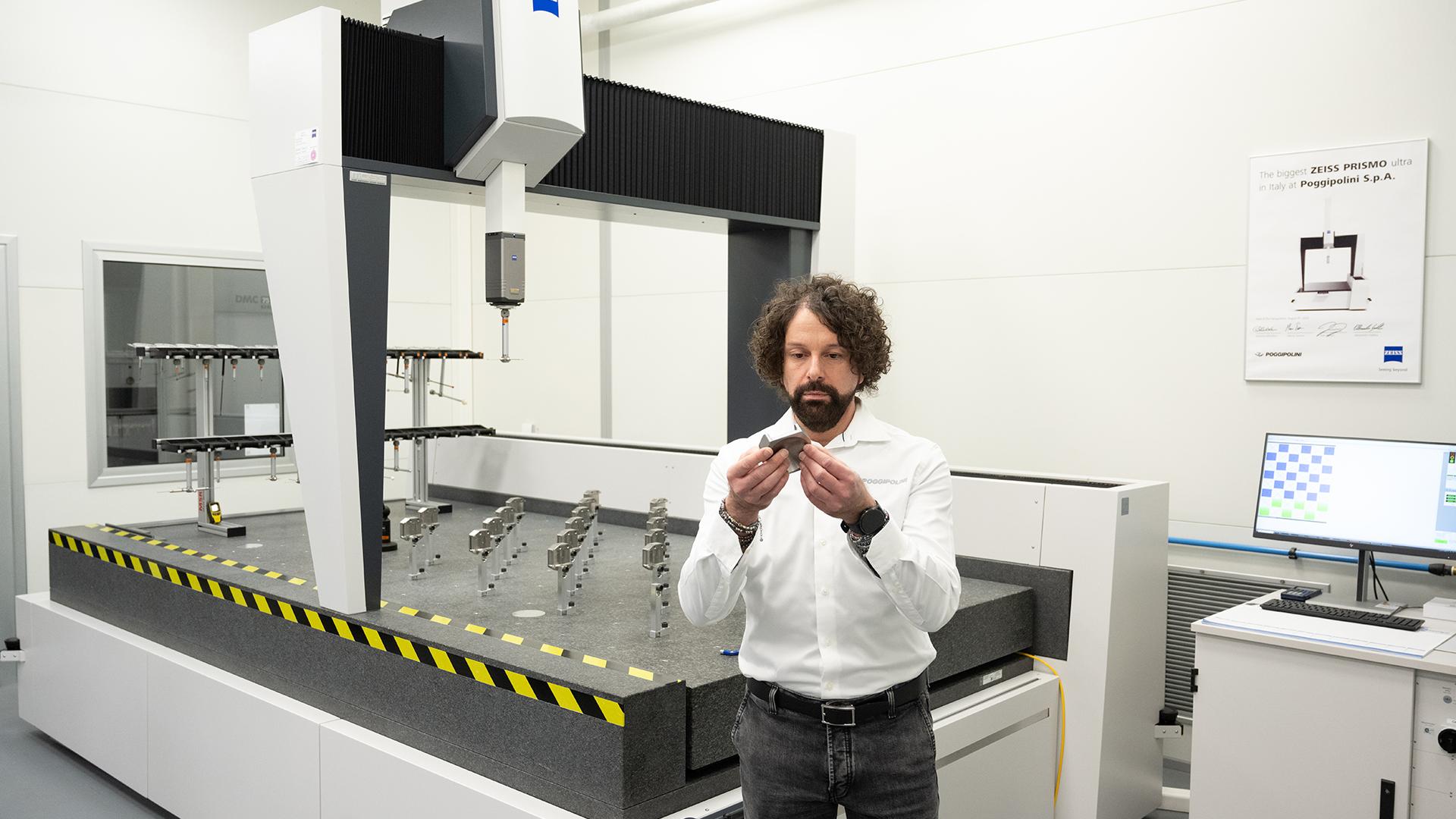 ZEISS PRISMO ultra | Heckrotorteil eines Hubschraubers