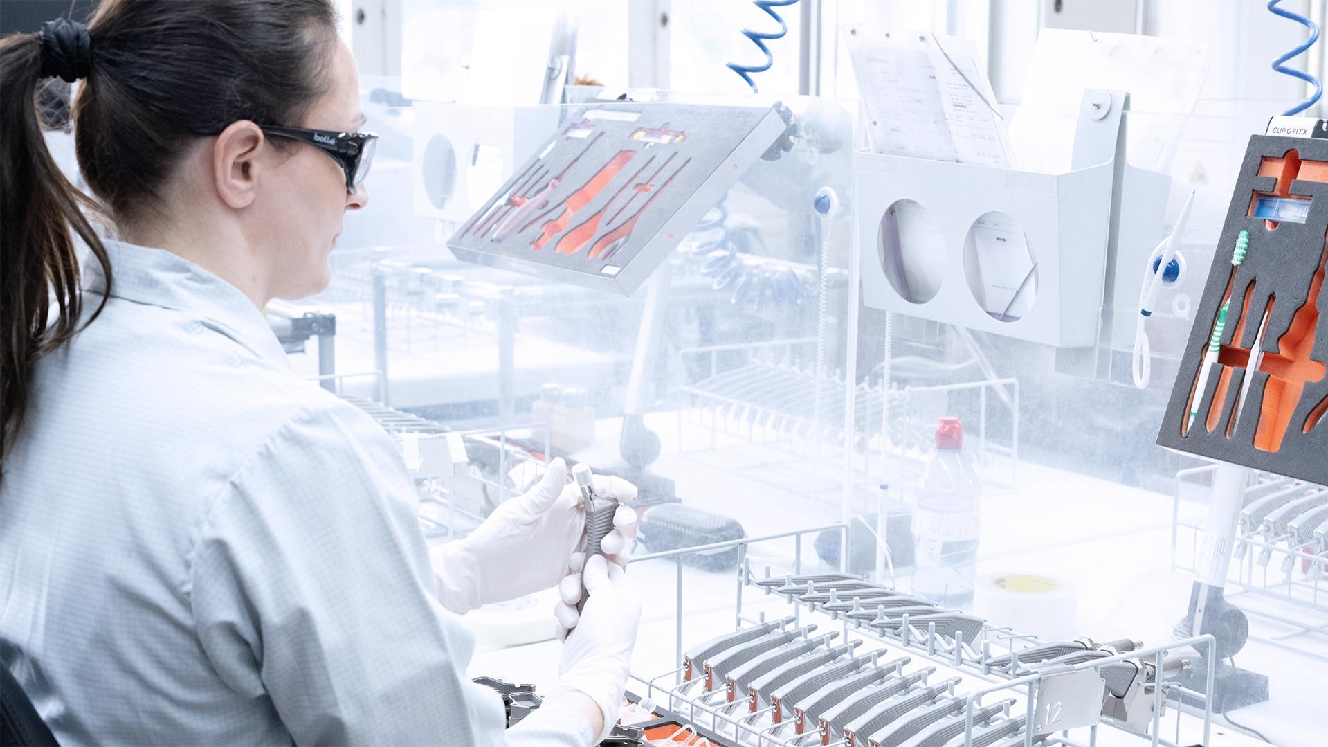 Einfacher geht’s nicht:KI-gestützte ZEISS Lösung prüft Implantat-Beschichtungen automatisiert.