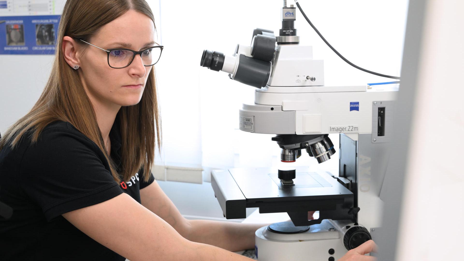 Die Probe wird mit dem ZEISS Axio Imager, ein hochauflösendes Weitfeldmikroskop für automatisierte Materialforschung, untersucht.​
