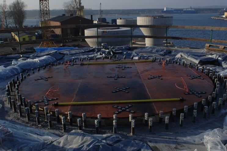 Position der Montagebolzen im Betonfundament und Vorbereitungen zur Messung.