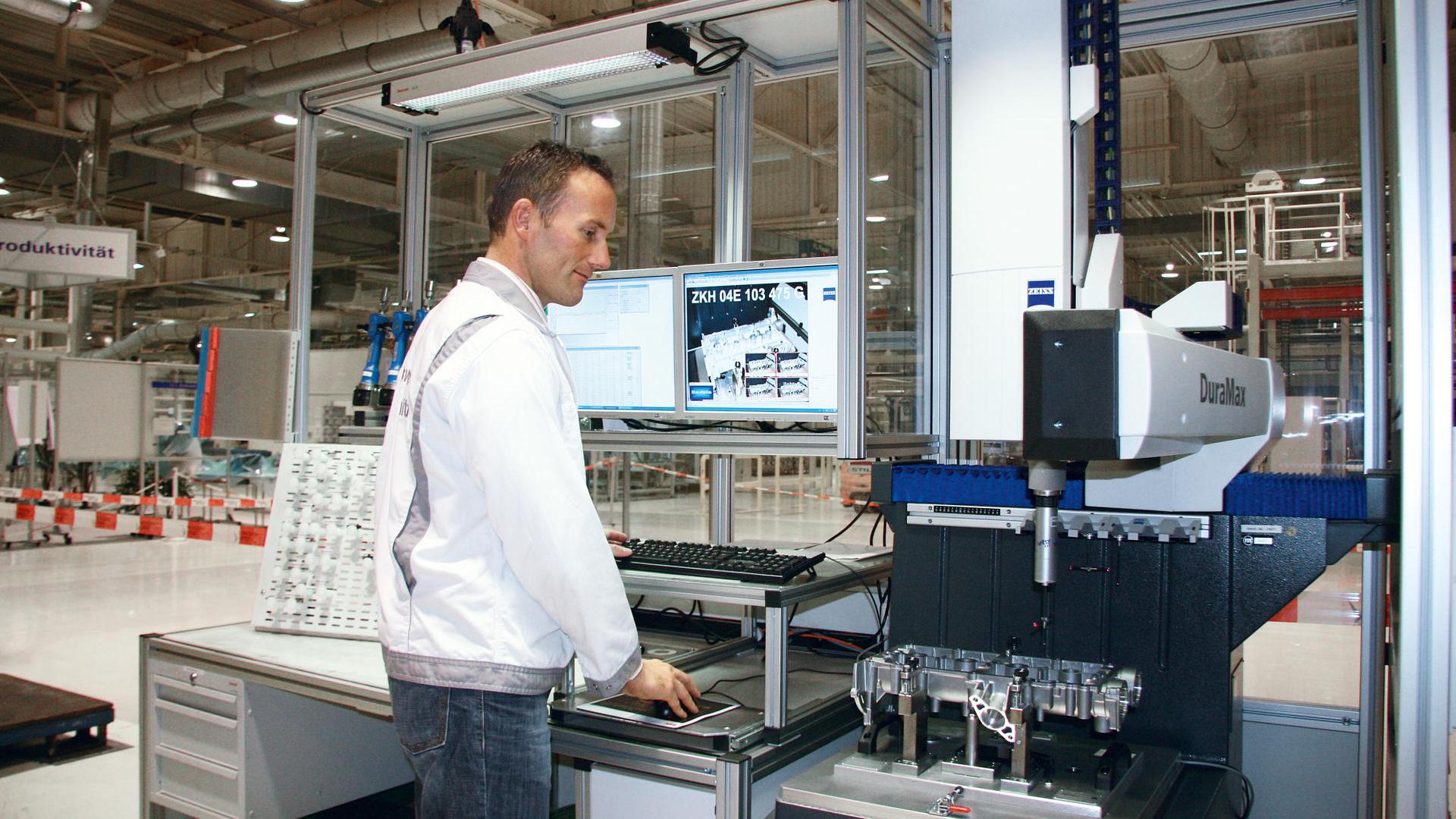 Im Motorenwerk Chemnitz der Volkswagen Sachsen GmbH werden flexibel programmierbare ZEISS DuraMax 3D-Koordinatenmessgeräte für Stichprobenmessungen in der Werkstatt eingesetzt.