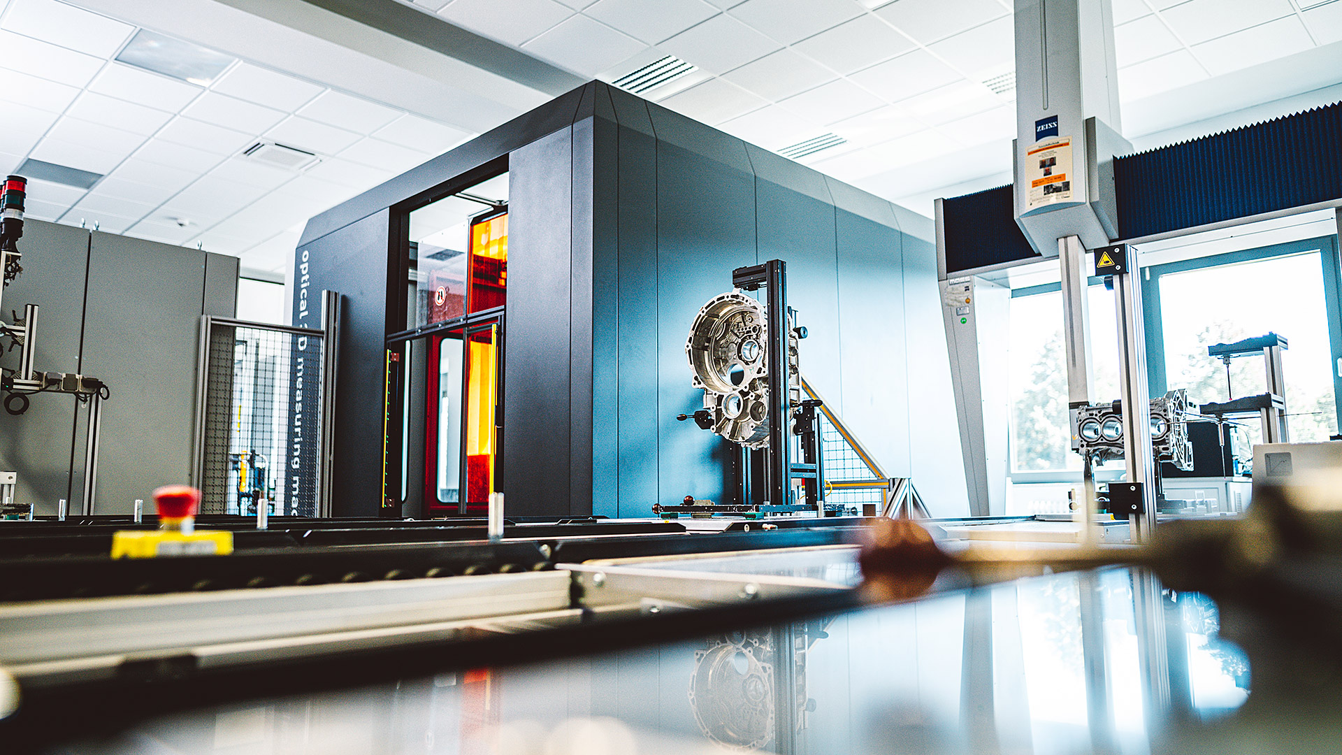 Volkswagen in Kassel setzt seit langem auf ZEISS PRISMO KMG und hat kürzlich die Produktionseffizienz durch die Ergänzung einer ZEISS ScanBox, einer automatisierten 3D-Messmaschine mit fortschrittlichen Beladungsmöglichkeiten, gesteigert.