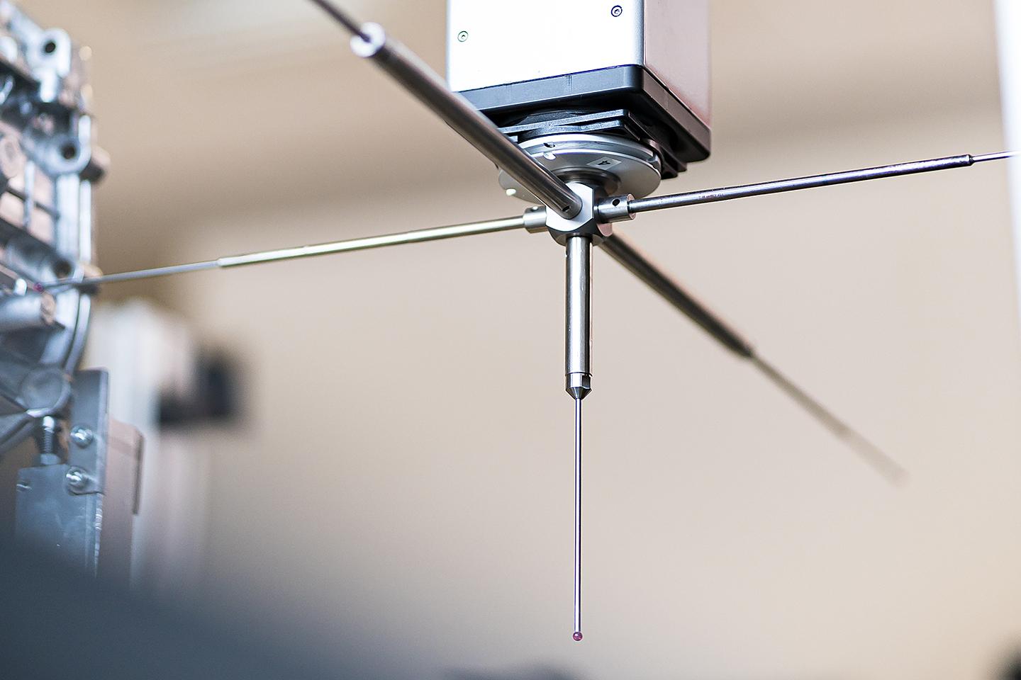 Die ZEISS PRISMO KMG vermessen anschließend spezifische Features der Bauteile taktil.