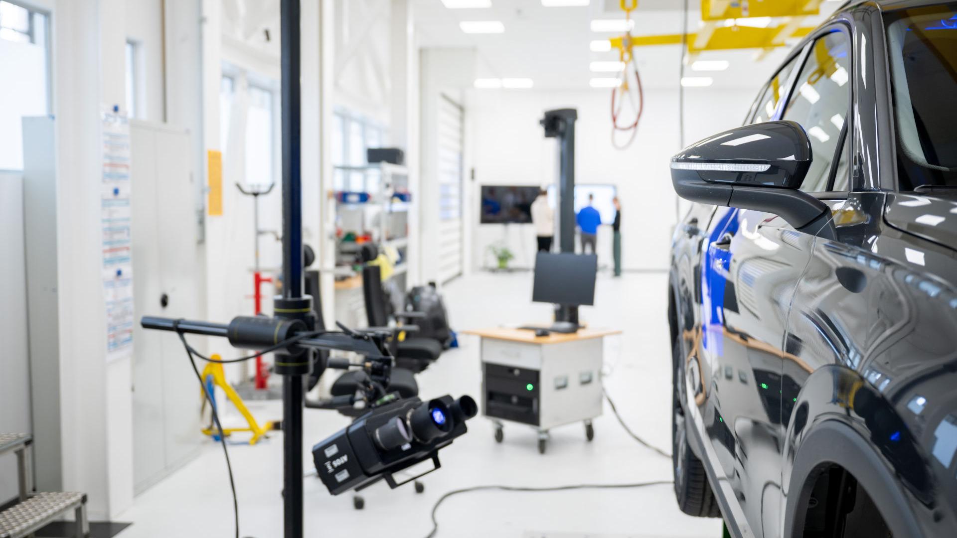 Volkswagen nutzt verschiedenste Messtechnologien  – hier ist ein optischer 3D-Scanner im Messraum zu sehen.