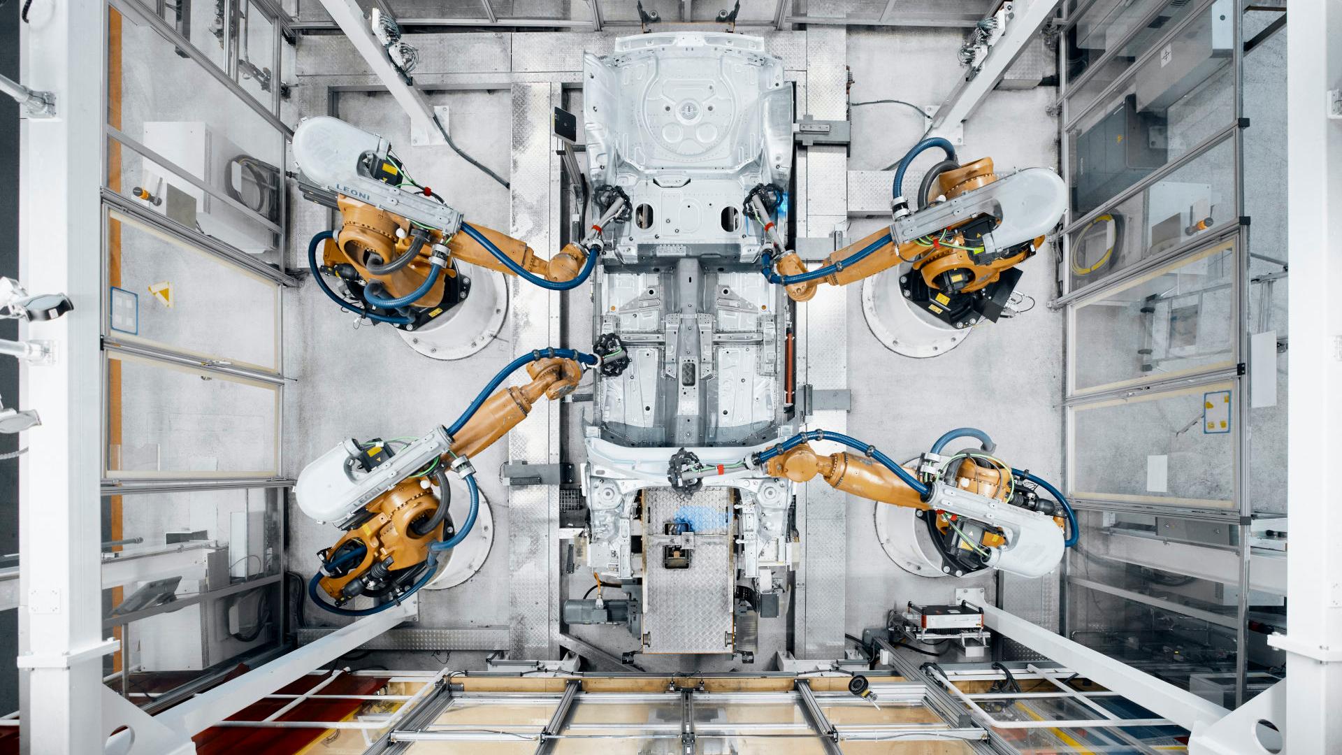 Das Bild zeigt das Inline-Messtechnik-System: Während der Fahrzeugfertigung misst der Sensor die Karosserie.