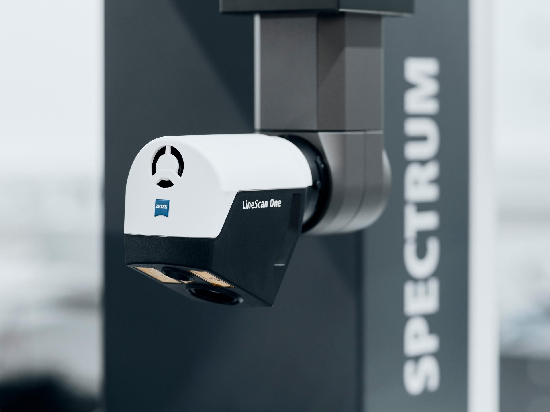 Der optische Sensor ZEISS LineScan One mit RDS an der ZEISS SPECTRUM.