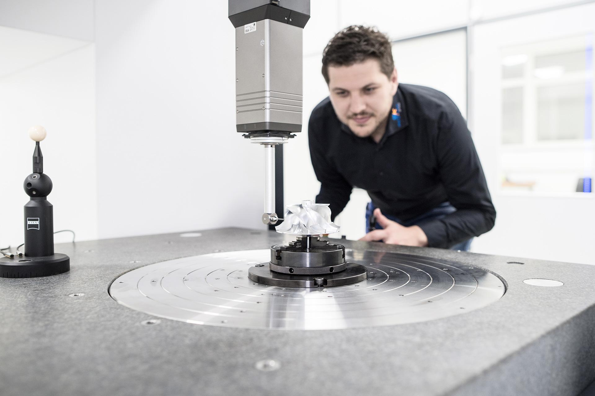 ZEISS entwickelte für Stangl & Co. erstmals einen Rundtisch für die ZEISS XENOS.