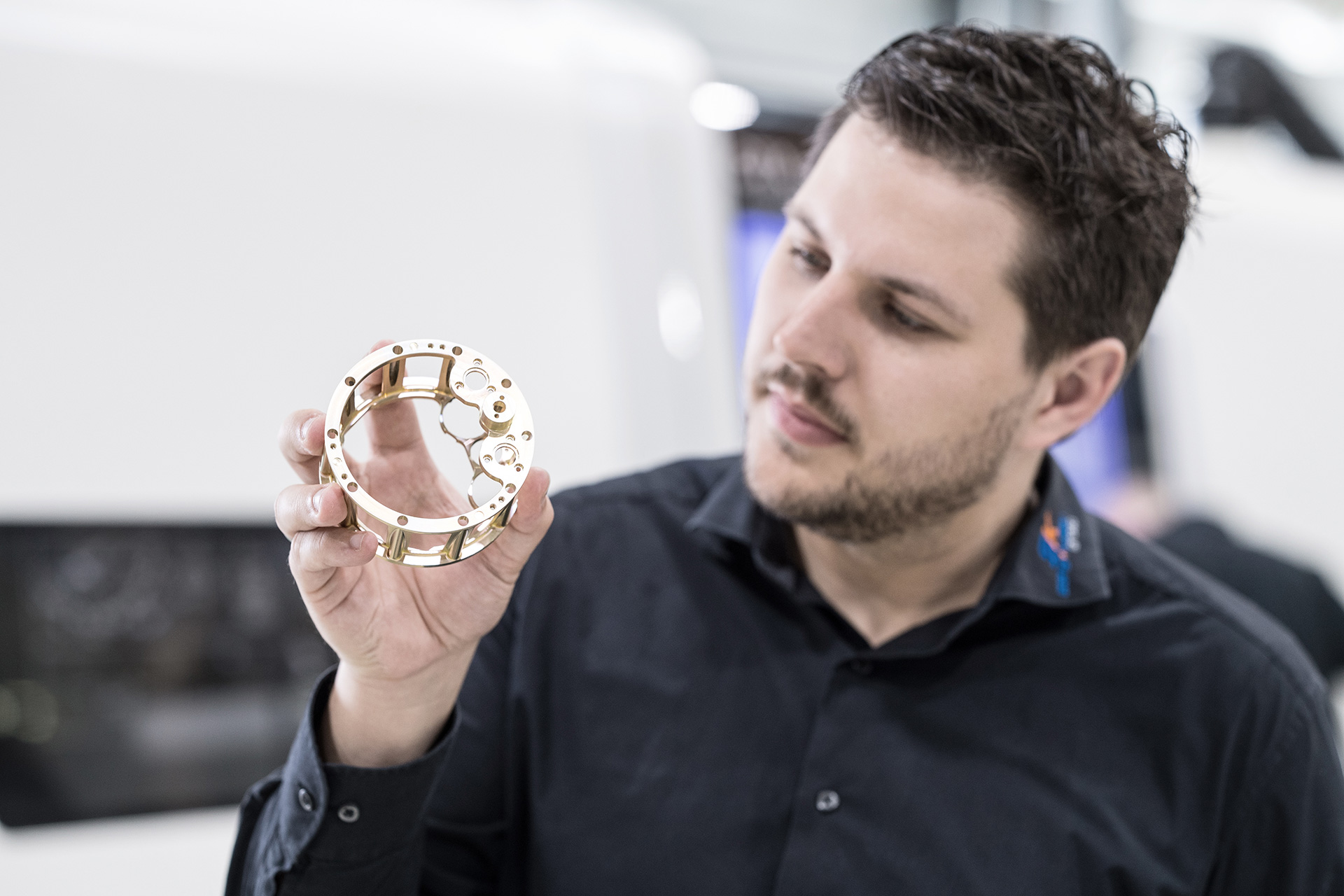 Andreas Löffler begutachtet die Oberfläche eines Bauteils für einen Kunden aus der Luft- und Raumfahrtbranche, das strengste Vorgaben erfüllen muss.