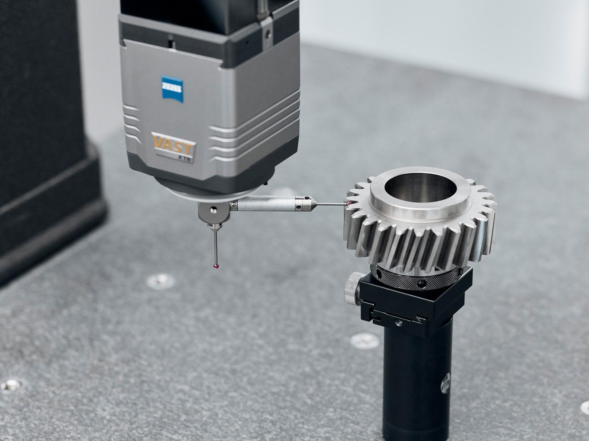 ZEISS VAST XTR gold mit integrierter Rotationsachse arbeitet so zuverlässig und genau wie ein herkömmlicher, "fester" Taster.