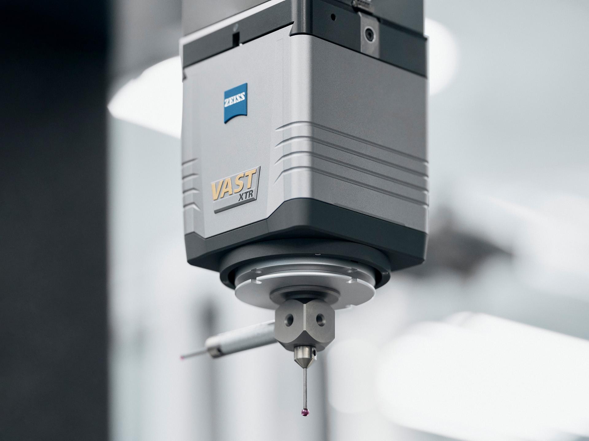 ZEISS VAST XTR gold mit integrierter Rotationsachse arbeitet so zuverlässig und genau wie ein herkömmlicher, "fester" Taster.