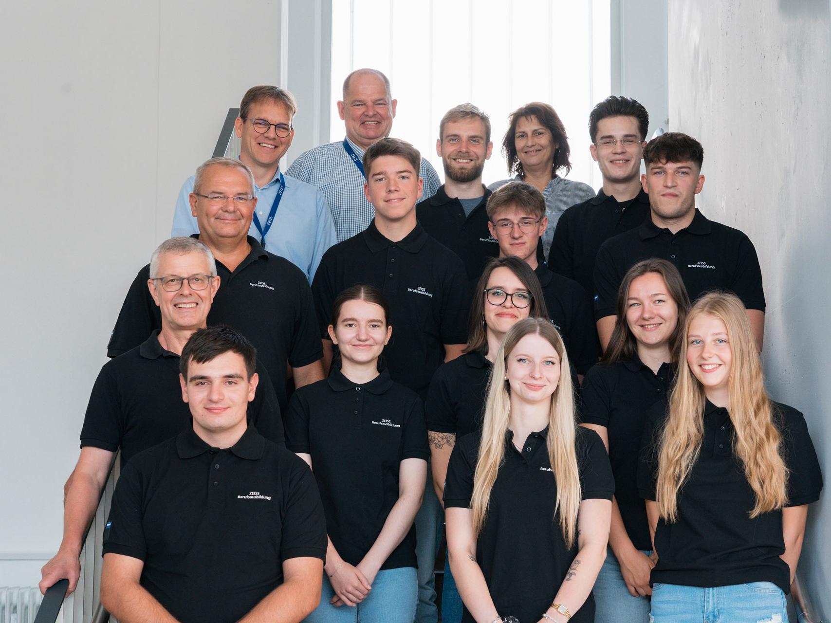 Anfang August wurden elf Neustarter, bestehend aus Auszubildenden in den Bereichen Feinoptik, Mechatronik und Industriemechanik, feierlich am Standort Göttingen begrüßt.