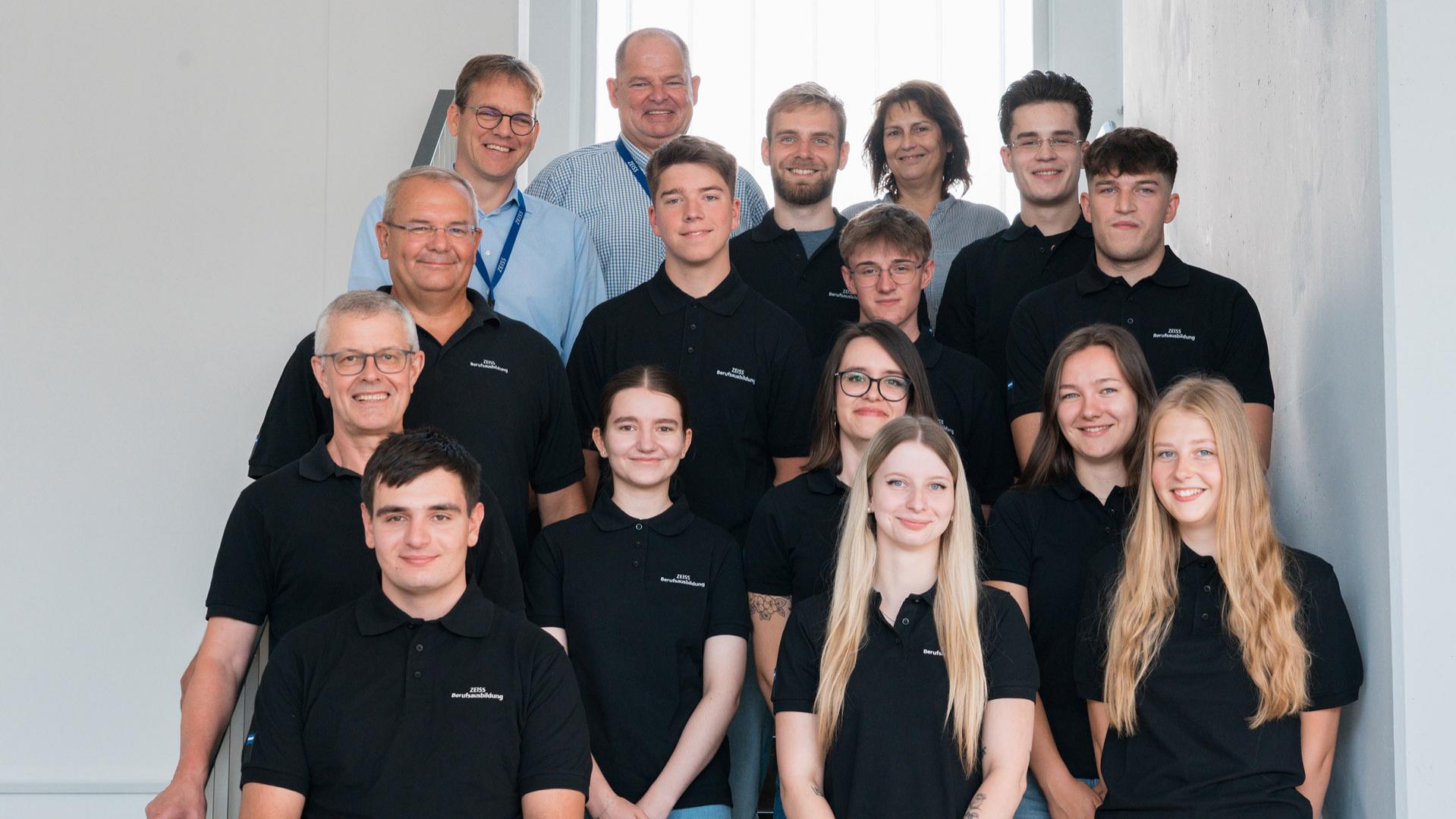 Anfang August wurden elf Neustarter, bestehend aus Auszubildenden in den Bereichen Feinoptik, Mechatronik und Industriemechanik, feierlich am Standort Göttingen begrüßt.