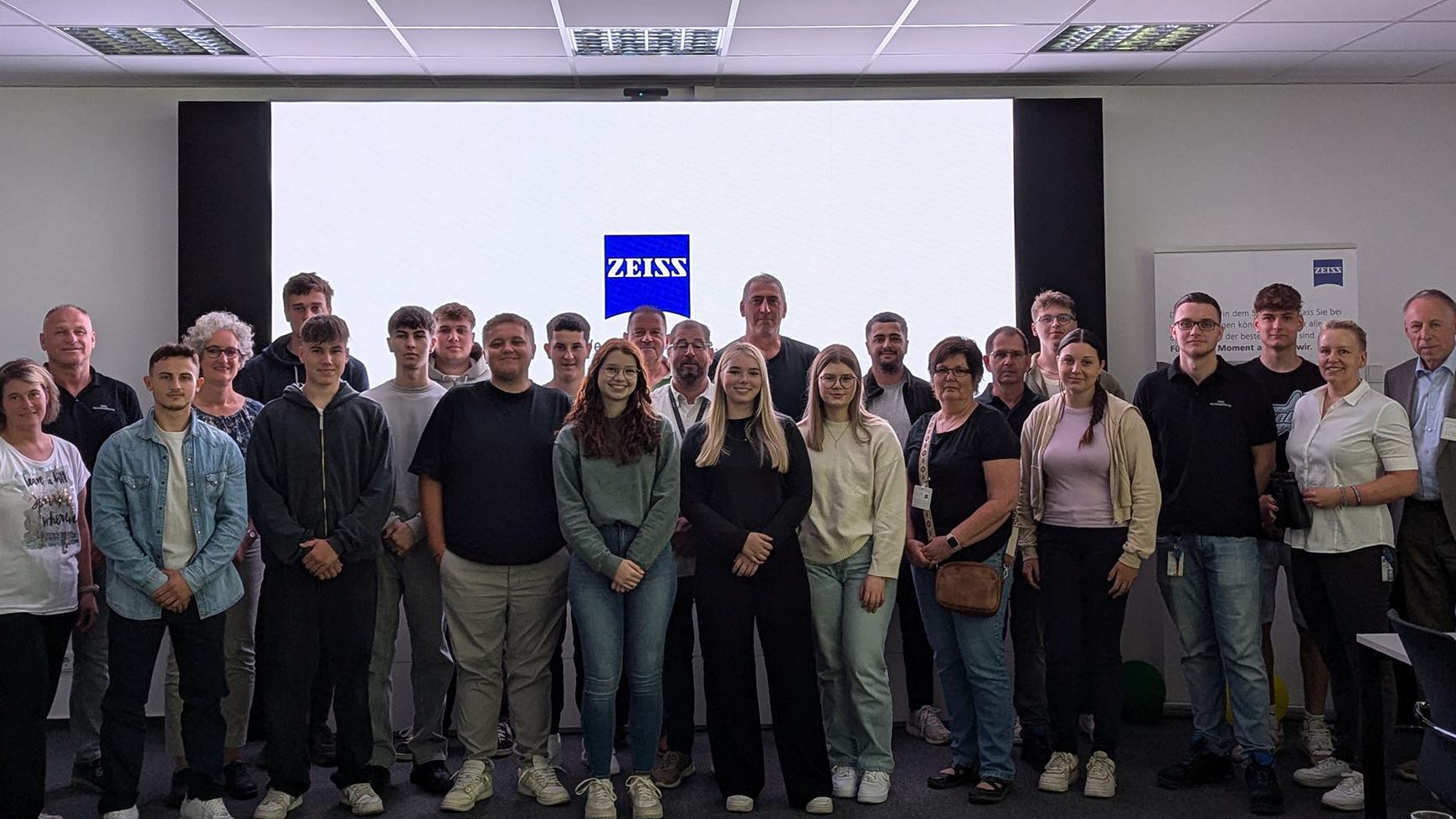 Auch in Wetzlar startete die Ausbildung im August: Insgesamt 12 junge Menschen beginnen hier ihr Berufsleben in den beiden Ausbildungsberufen Feinoptik und Industriemechanik.