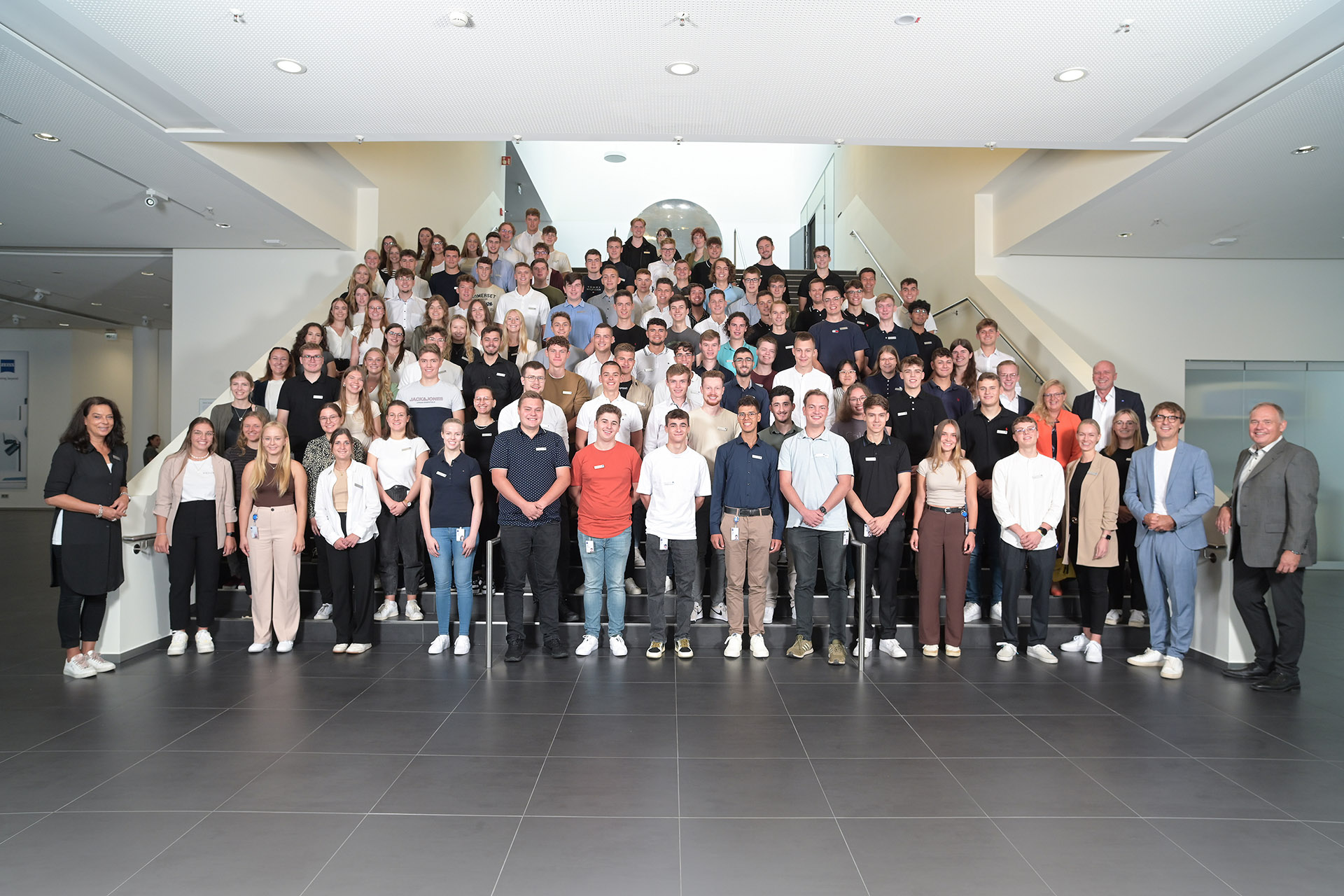 ZEISS bildet 107 Dual Studierenden zusammen mit seiner Partnerhochschule, der Dualen Hochschule Baden-Württemberg (DHBW) in Heidenheim, Mosbach, Stuttgart und Karlsruhe aus.