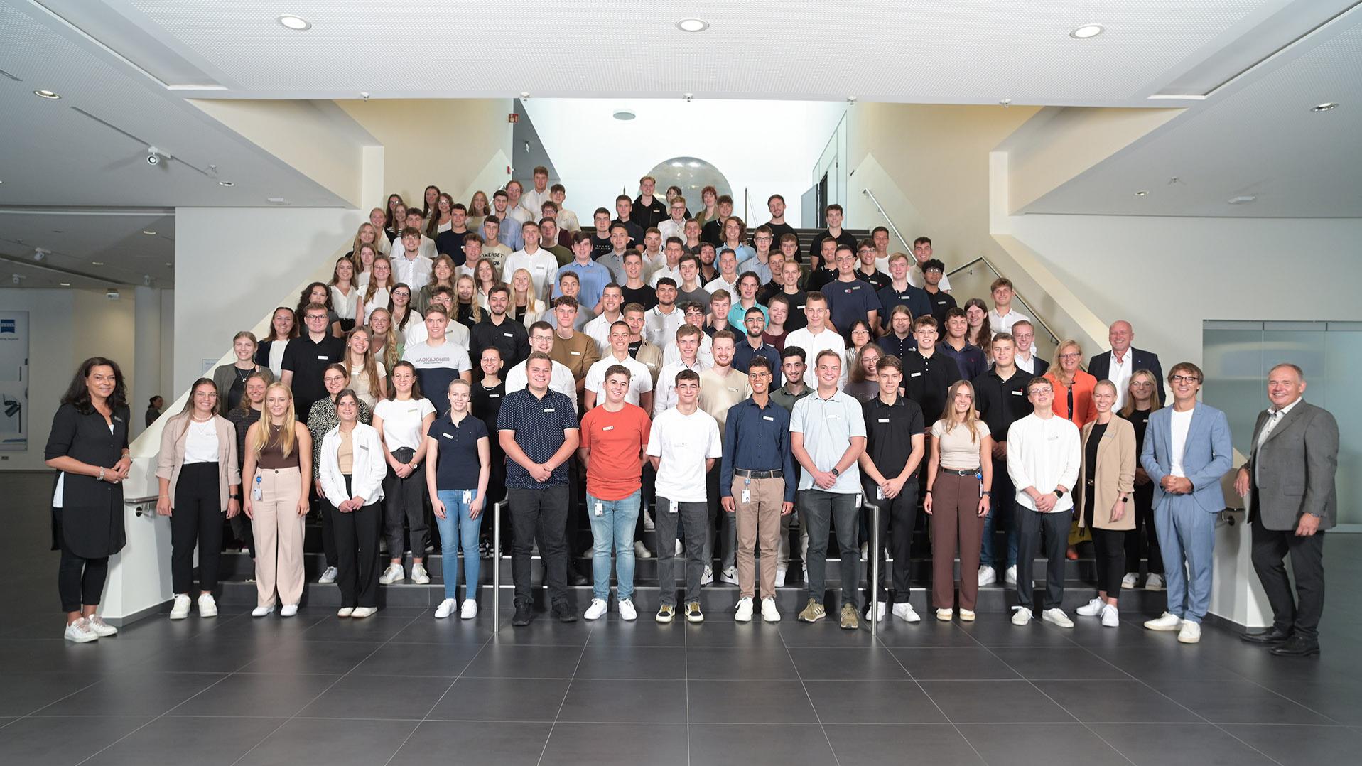 ZEISS bildet 107 Dual Studierenden zusammen mit seiner Partnerhochschule, der Dualen Hochschule Baden-Württemberg (DHBW) in Heidenheim, Mosbach, Stuttgart und Karlsruhe aus.