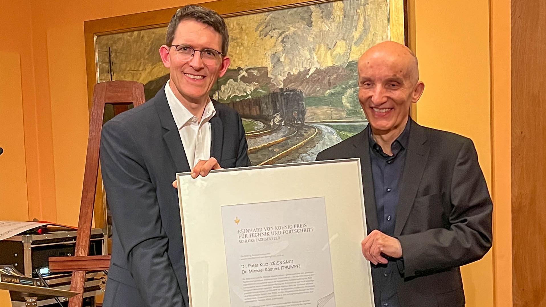 Dr. Peter Kürz (ZEISS) und Dr. Michael Kösters (TRUMPF) wurden mit dem Reinhard von Koenig Preis für Technologie und Fortschritt für ihre Pionierarbeit in der Entwicklung der High-NA EUV-Lithografie ausgezeichnet.