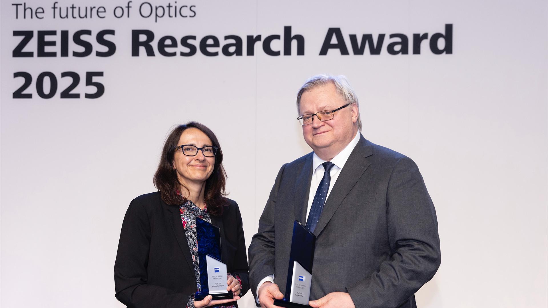 ZEISS Research Award Gewinnerin Prof. Dr. Jelena Vučković (Professorin für Elektrotechnik an der Standford University) und ZEISS Research Award Gewinner Prof. Dr. Yuri Kivshar (Leiter des Nonlinear Physics Centre an der Australian National University (ANU) in Canberra).