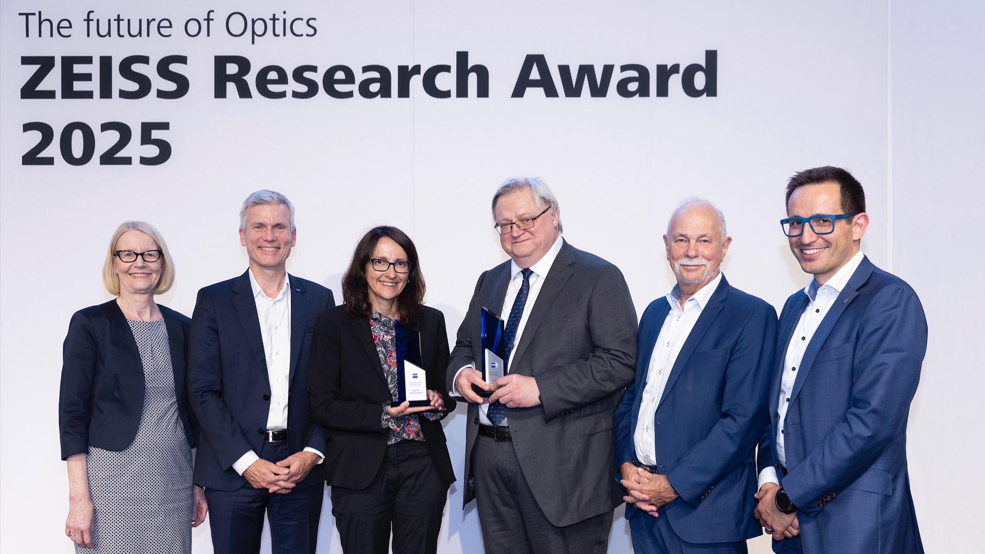 v.l.n.r. Prof. Dr. Cornelia Denz (Jurymitglied & Präsidentin der Physikalisch-Technischen Bundesanstalt), Andreas Pecher (Vorstandsvorsitzender der Carl Zeiss AG), Preisträgerin Prof. Dr. Jelena Vučković (Stanford University), Preisträger Prof. Dr. Yuri Kivshar (Australian National University), Prof. Dr. Jürgen Mlynek (Vorsitzender der Jury) und Dr. Michelangelo Masini (Jurymitglied & Head of Corporate Research & Technology, Carl Zeiss AG).