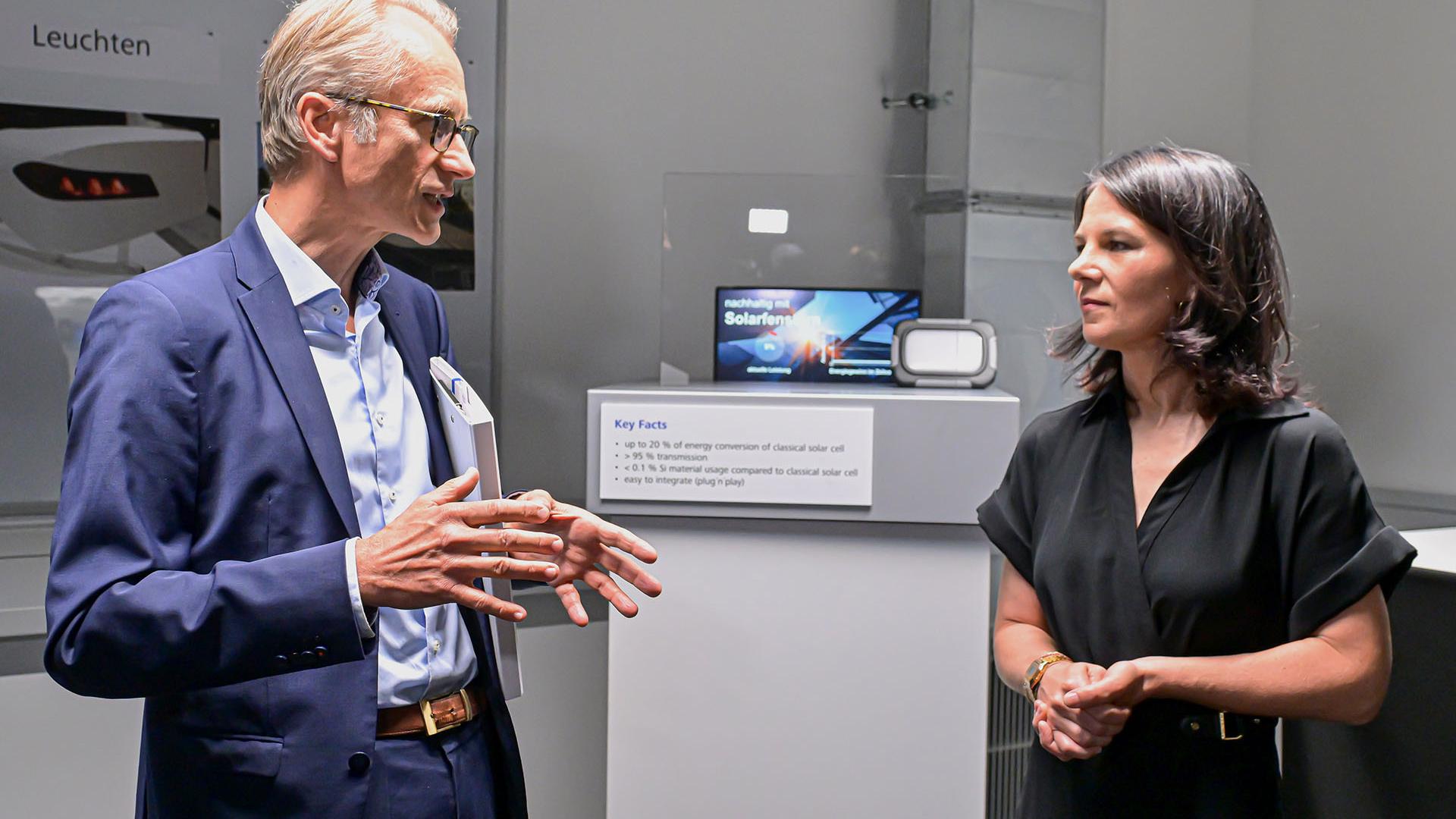 Dr. Bernhard Ohnesorge, Geschäftsführer der Carl Zeiss Jena GmbH (links), zeigte der Außenministerin die Technologie der multifunktionalen smarten Gläser von ZEISS Microoptics.